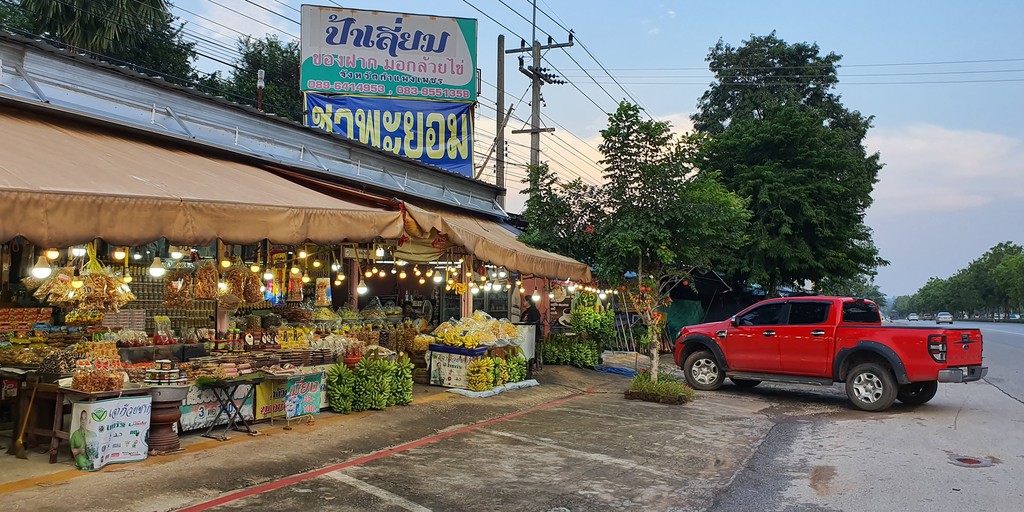 ตลาดริมทาง ตลาดมอกล้วยไข่ แหล่งรวมของอร่อยและของฝากขึ้นชื่อ
