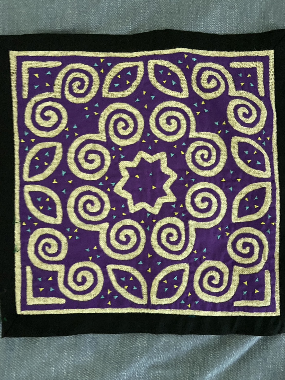 ลายผ้าปักชาวม้ง หรือ แม้ว (Hmong)