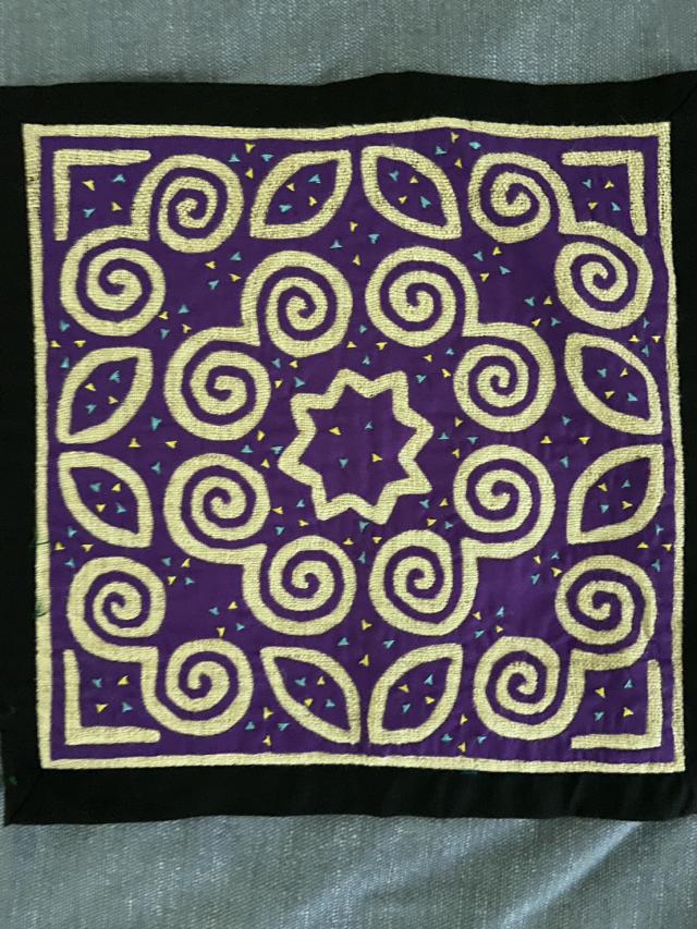 ลายผ้าปักชาวม้ง หรือ แม้ว (Hmong)
