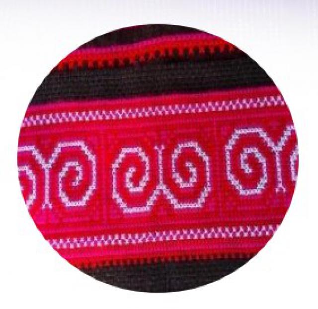 ลายก้นหอยซ้อน (ผ้าปักมือ) 