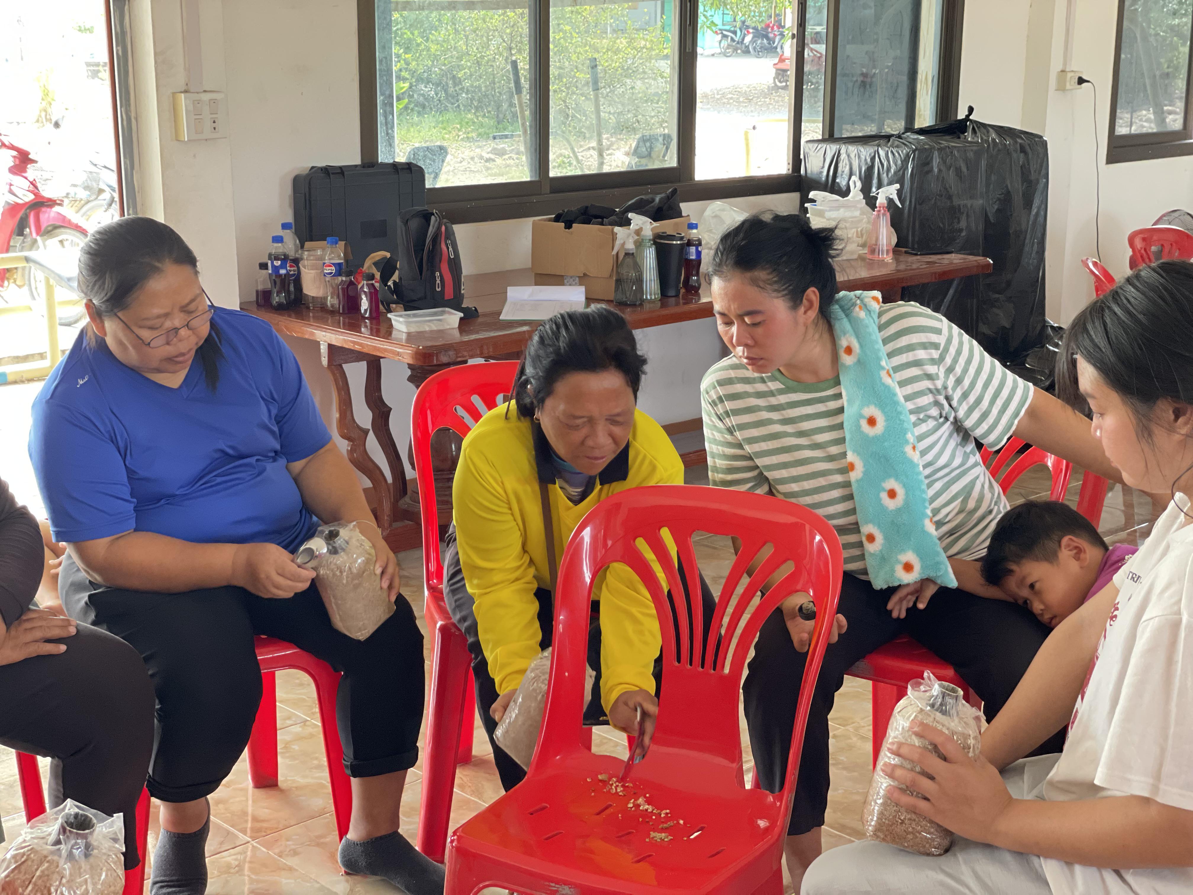 44. วันที่ 3 เมษายน 2568 เรื่อง การสร้างระบบอินเตอร์เน็ตของสรรพสิ่ง (IOT) สำหรับงานเกษตรอัจฉริยะ (Smart Farm) สำหรับประชาชนทั่วไป บ้านใหม่วงศ์เจริญ