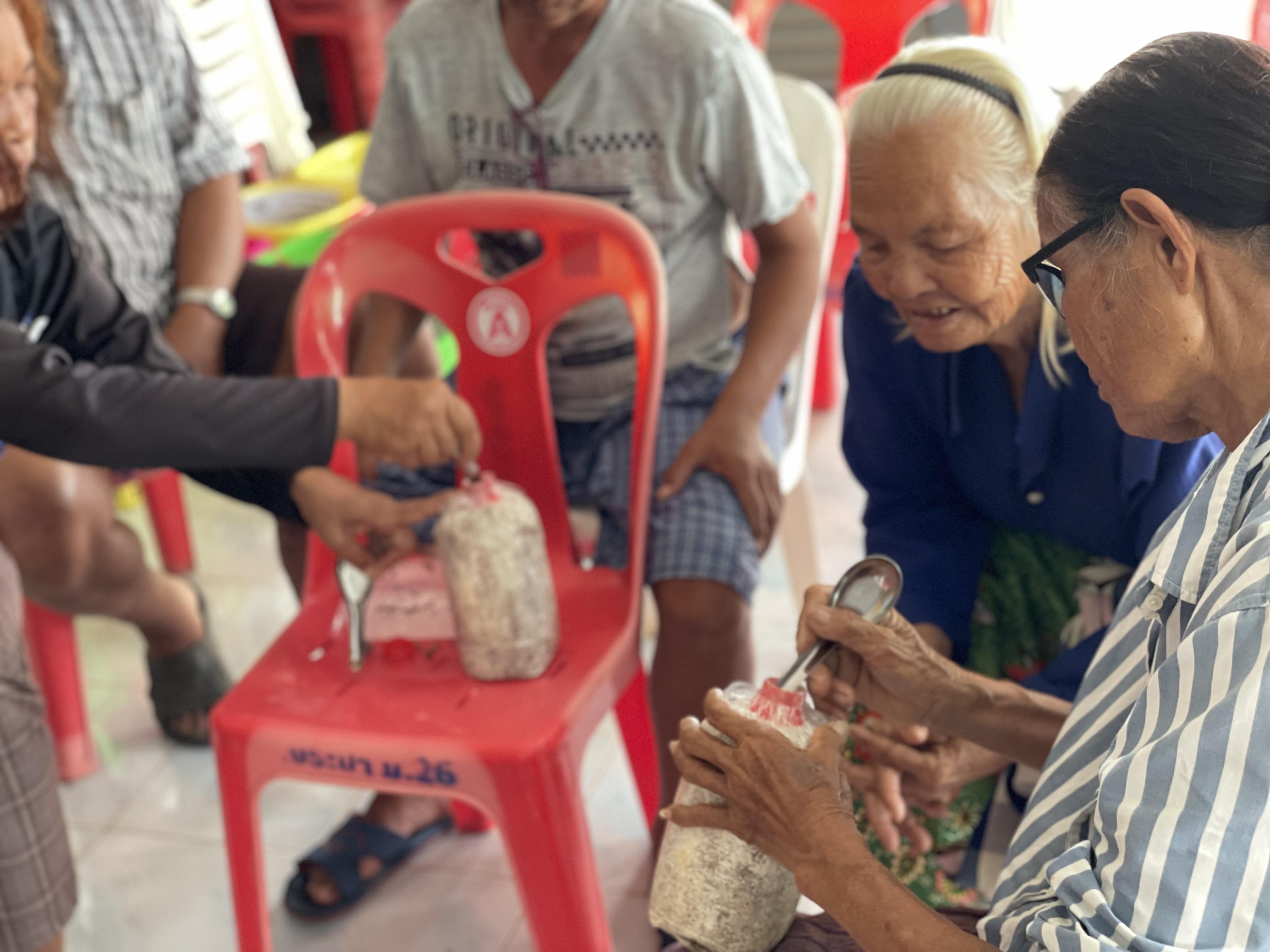 41. วันที่ 29 เมษายน 2568 เรื่อง การสร้างระบบอินเตอร์เน็ตของสรรพสิ่ง (IOT) สำหรับงานเกษตรอัจฉริยะ (Smart Farm) สำหรับประชาชนทั่วไป บ้านบึงทรัพย์เจริญ