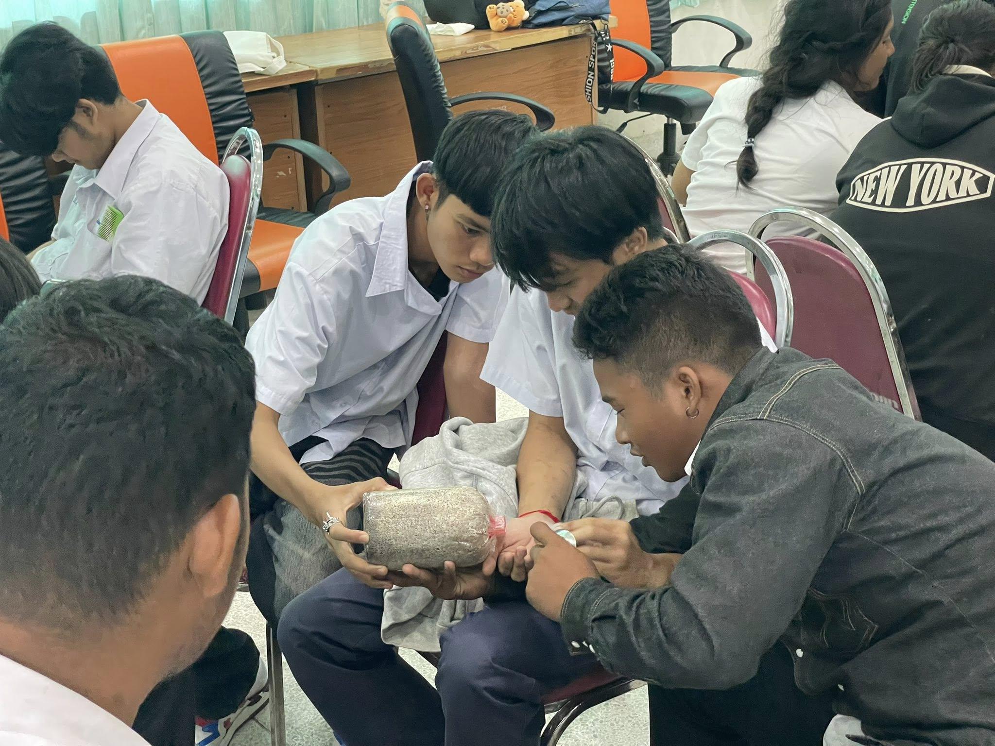 35. วันที่ 9 กรกฎาคม 2568 เรื่อง การสร้างระบบอินเตอร์เน็ตของสรรพสิ่ง (IOT) สำหรับงานเกษตรอัจฉริยะ (Smart Farm) สำหรับประชาชนทั่วไป ศูนย์ส่งเสริมการเรียนรู้อำเภอคลองลาน