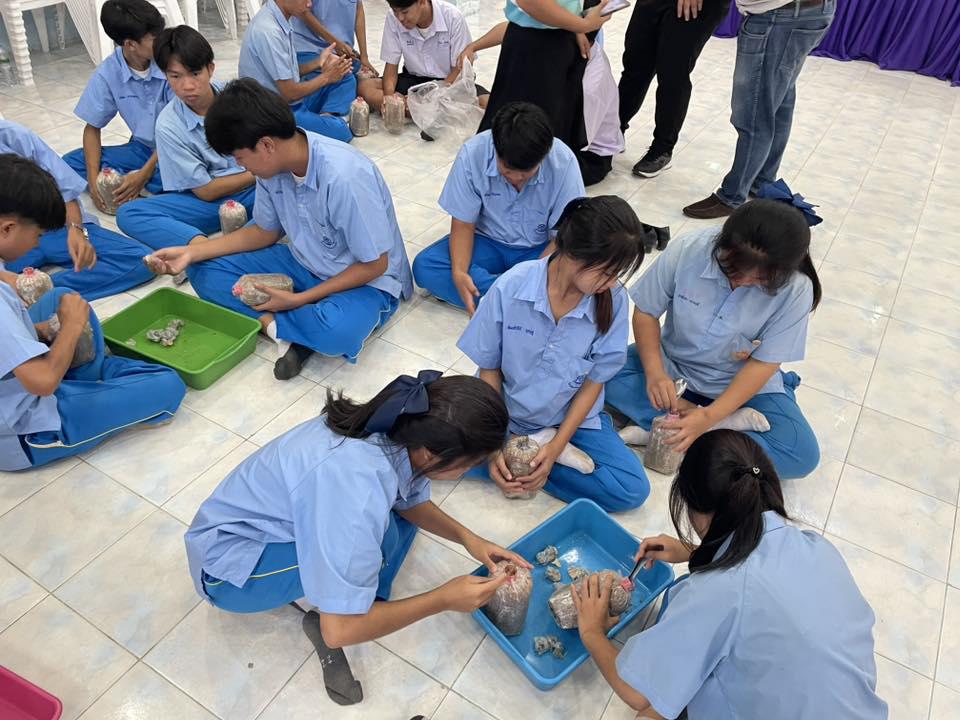 18. วันที่ 17 กรกฎาคม 2568 เรื่อง การสร้างระบบอินเตอร์เน็ตของสรรพสิ่ง (IOT) สำหรับงานเกษตรอัจฉริยะ (Smart Farm) สำหรับนักเรียน โรงเรียนคลองลานวิทยาคม