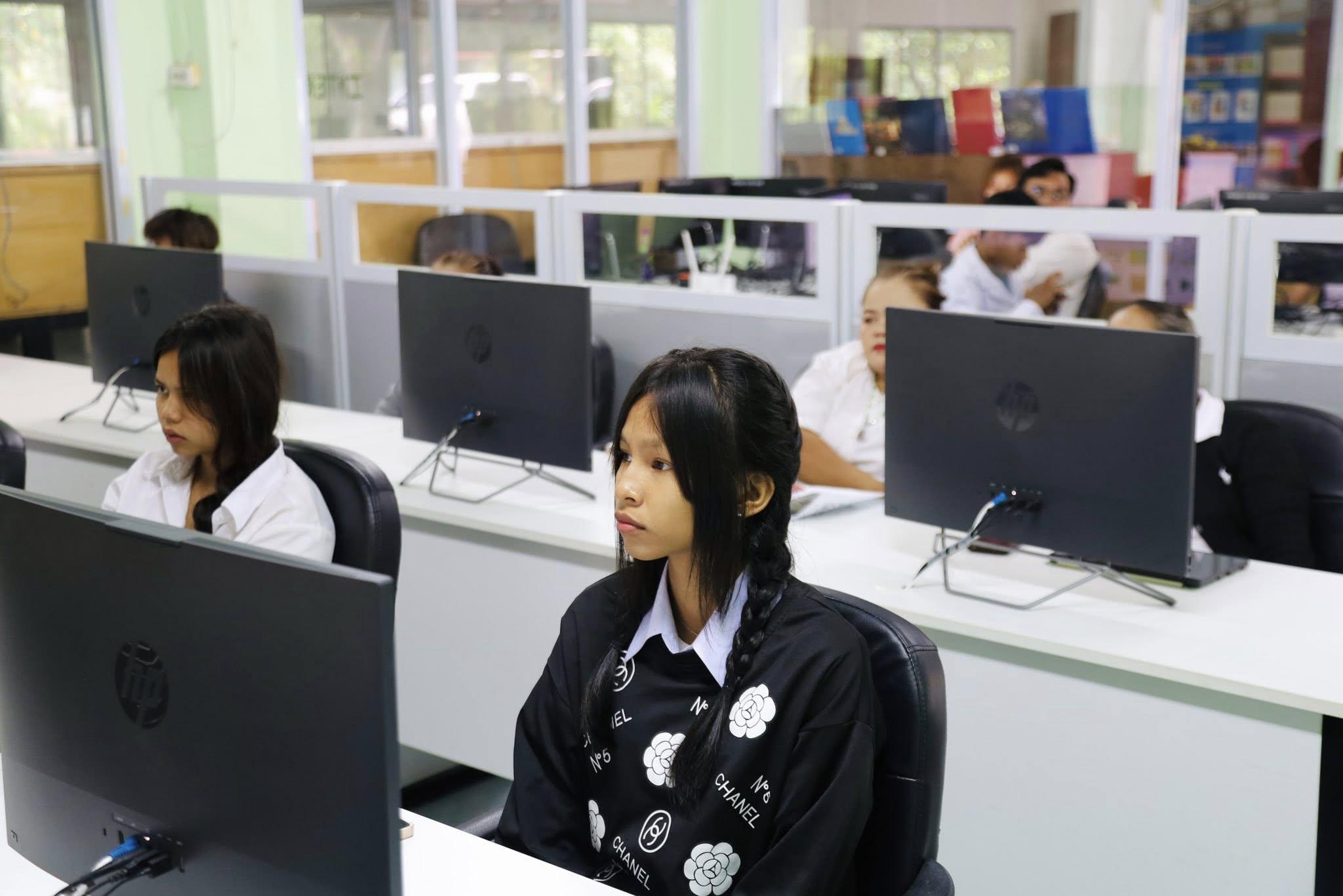 2. วันที่ 19 กรกฎาคม 2568 เรื่อง การตัดต่อวีดีโอและออกแบบกราฟิกเบื้องต้น สำหรับผลิตสื่อประชาสัมพันธ์ สำหรับประชาชนทั่วไป ศูนย์ส่งเสริมการเรียนรู้อำเภอคลองลาน