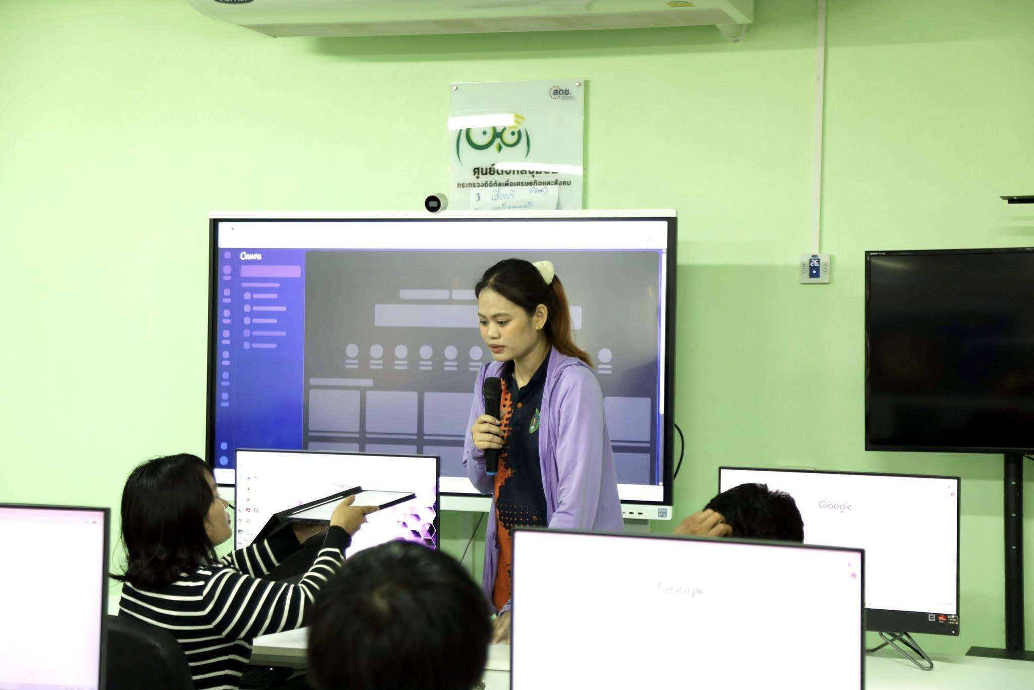 3. วันที่ 19 กรกฎาคม 2568 เรื่อง การตัดต่อวีดีโอและออกแบบกราฟิกเบื้องต้น สำหรับผลิตสื่อประชาสัมพันธ์ สำหรับประชาชนทั่วไป ศูนย์ส่งเสริมการเรียนรู้อำเภอคลองลาน