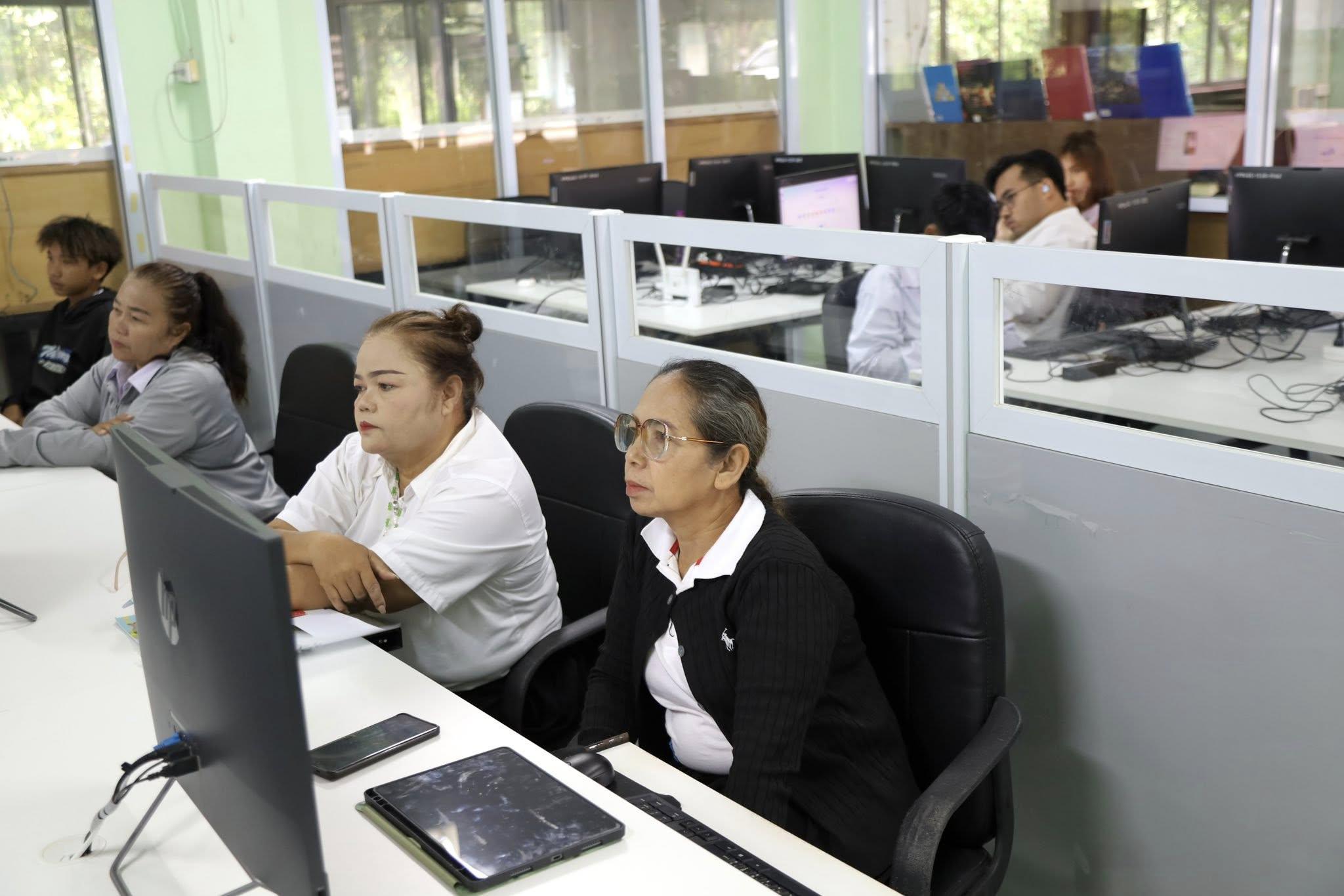 5. วันที่ 19 กรกฎาคม 2568 เรื่อง การตัดต่อวีดีโอและออกแบบกราฟิกเบื้องต้น สำหรับผลิตสื่อประชาสัมพันธ์ สำหรับประชาชนทั่วไป ศูนย์ส่งเสริมการเรียนรู้อำเภอคลองลาน