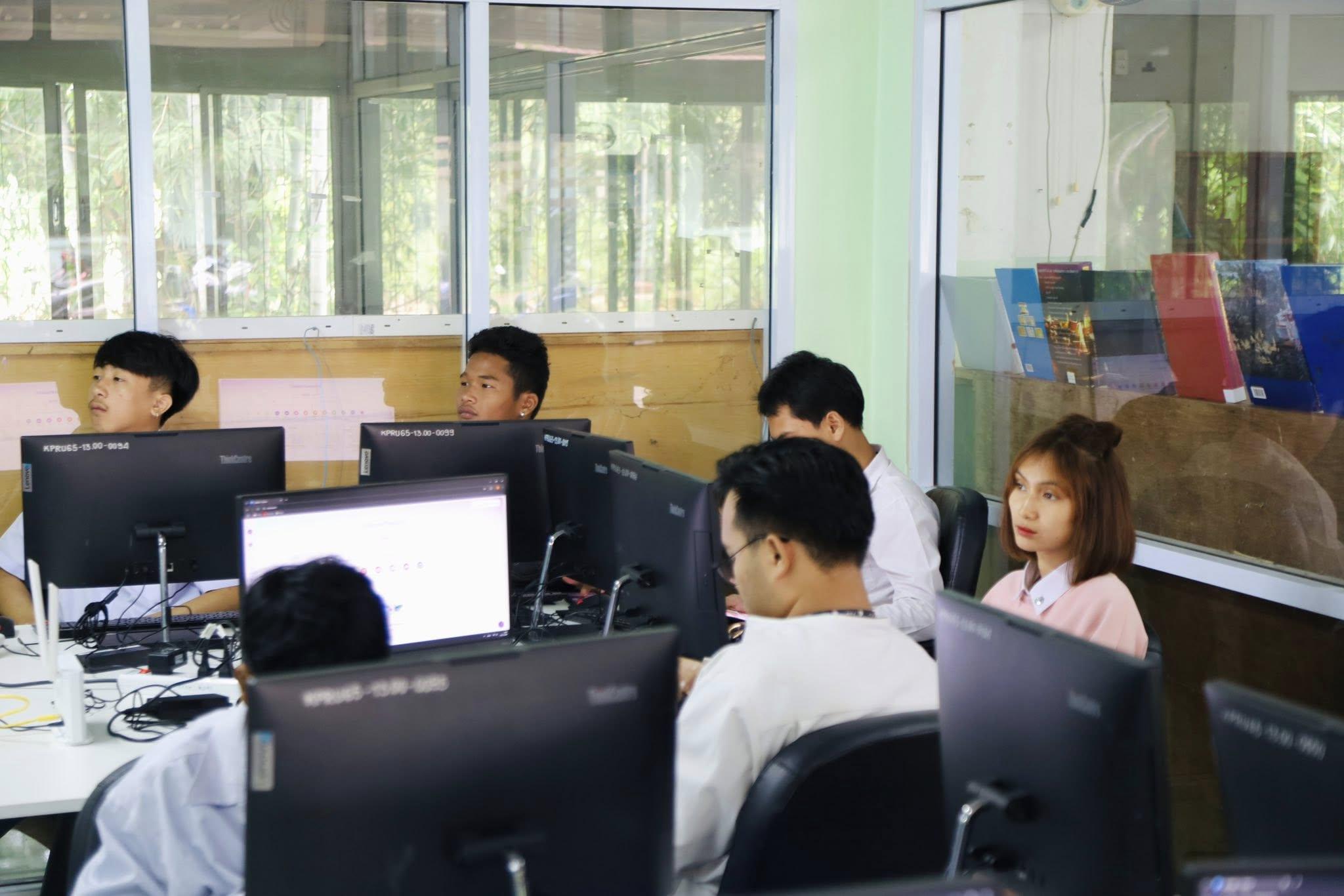 6. วันที่ 19 กรกฎาคม 2568 เรื่อง การตัดต่อวีดีโอและออกแบบกราฟิกเบื้องต้น สำหรับผลิตสื่อประชาสัมพันธ์ สำหรับประชาชนทั่วไป ศูนย์ส่งเสริมการเรียนรู้อำเภอคลองลาน