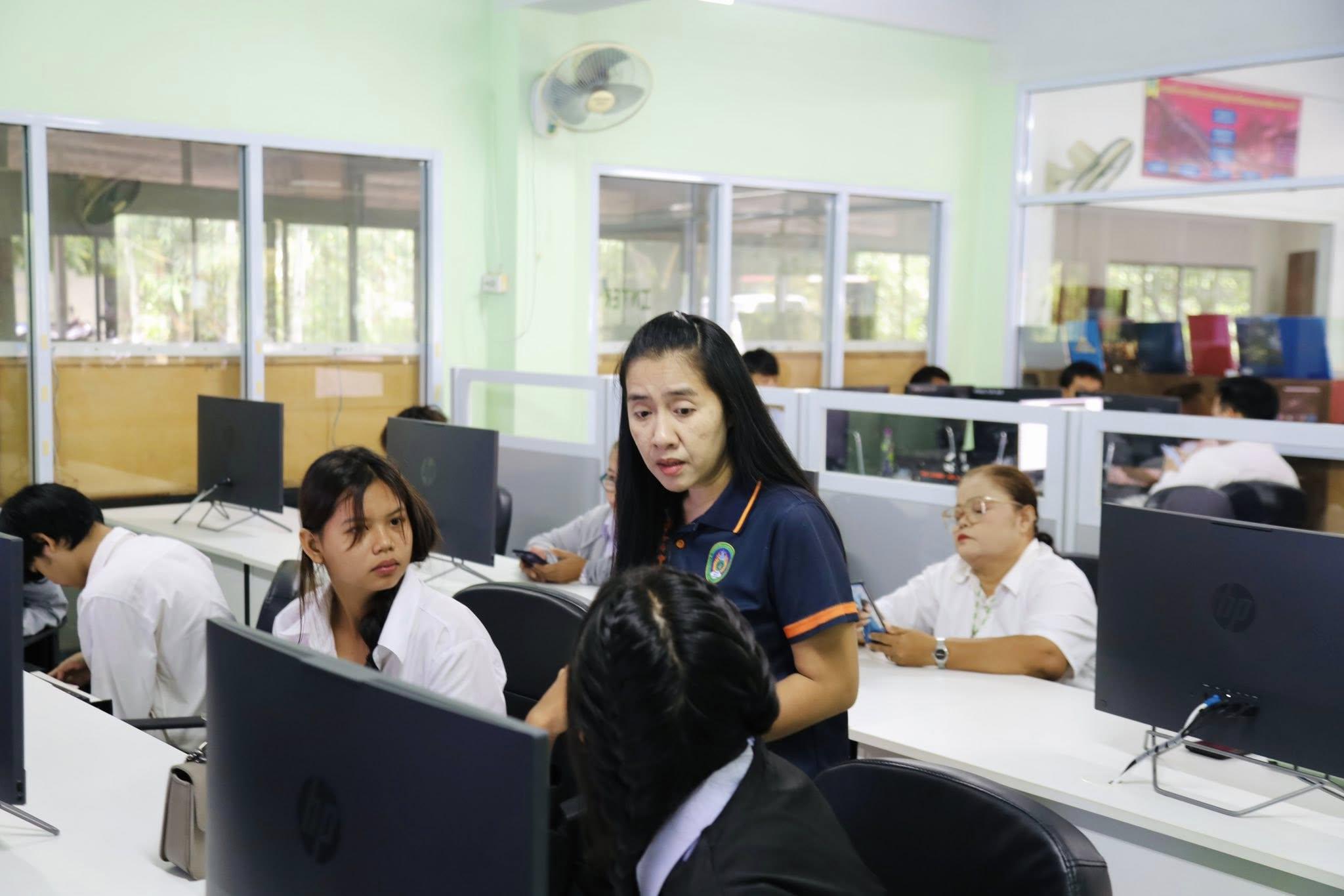 15. วันที่ 19 กรกฎาคม 2568 เรื่อง การตัดต่อวีดีโอและออกแบบกราฟิกเบื้องต้น สำหรับผลิตสื่อประชาสัมพันธ์ สำหรับประชาชนทั่วไป ศูนย์ส่งเสริมการเรียนรู้อำเภอคลองลาน