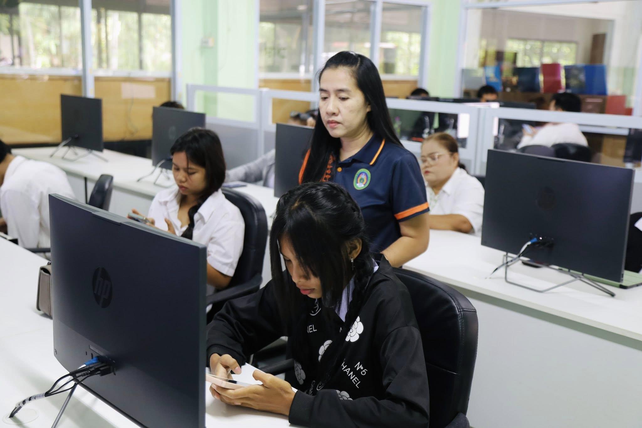 26. วันที่ 19 กรกฎาคม 2568 เรื่อง การตัดต่อวีดีโอและออกแบบกราฟิกเบื้องต้น สำหรับผลิตสื่อประชาสัมพันธ์ สำหรับประชาชนทั่วไป ศูนย์ส่งเสริมการเรียนรู้อำเภอคลองลาน