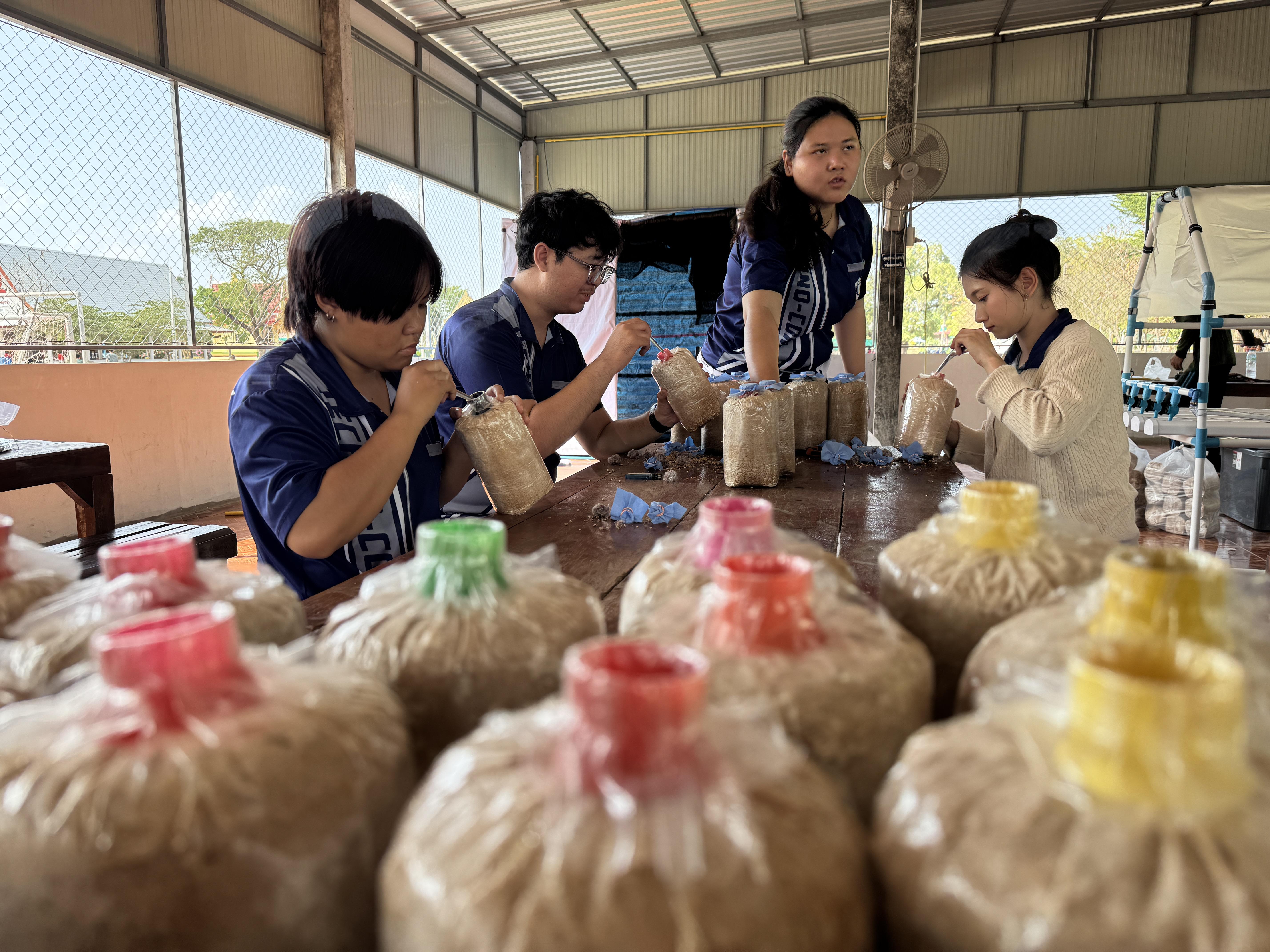 126. วันที่ 1 มีนาคม 2569 เรื่อง การสร้างระบบอินเตอร์เน็ตของสรรพสิ่ง (IOT) สำหรับงานเกษตรอัจฉริยะ (Smart Farm) สำหรับนักเรียน รร.วัดคลองเจริญ
