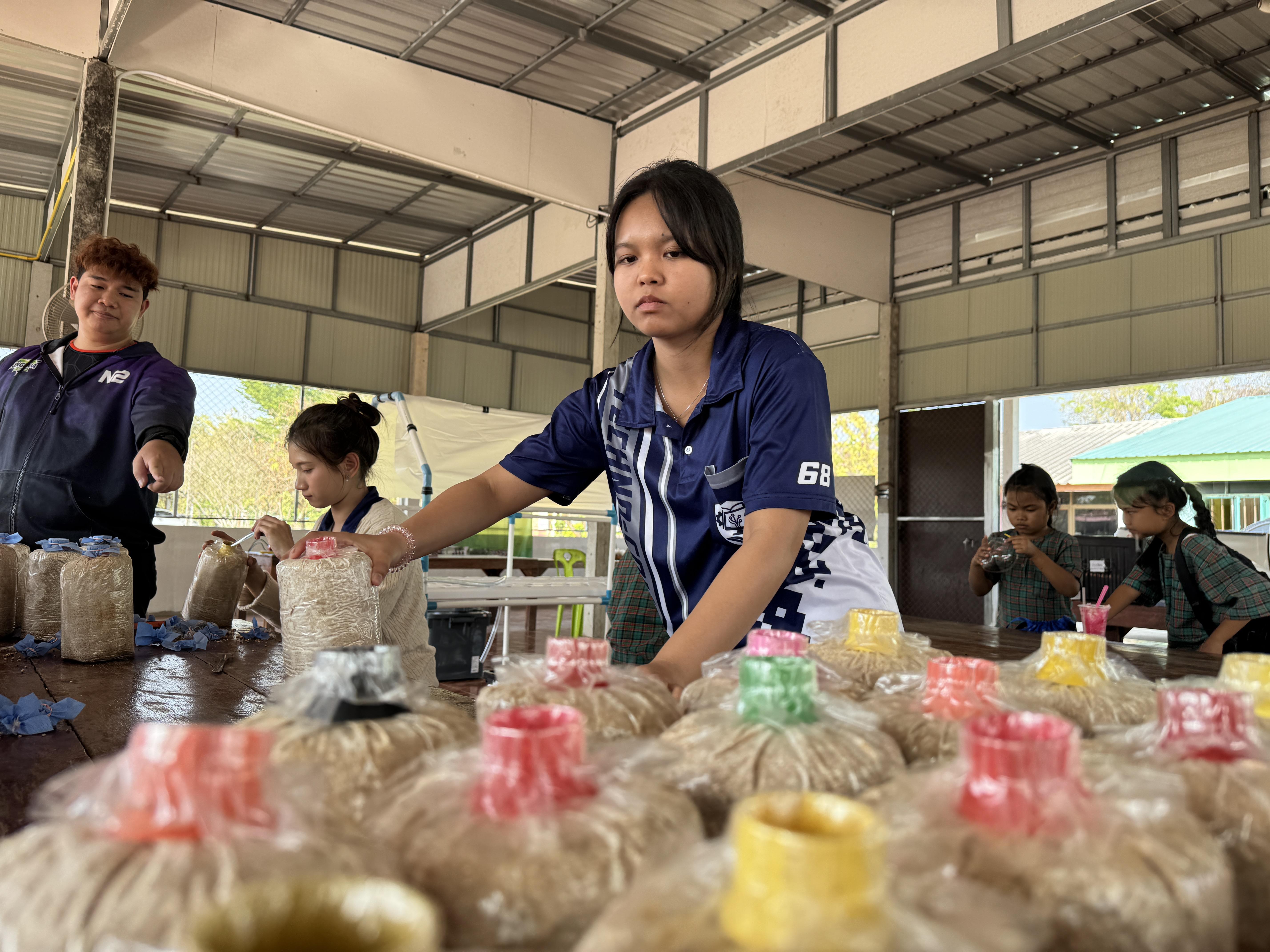 130. วันที่ 1 มีนาคม 2569 เรื่อง การสร้างระบบอินเตอร์เน็ตของสรรพสิ่ง (IOT) สำหรับงานเกษตรอัจฉริยะ (Smart Farm) สำหรับนักเรียน รร.วัดคลองเจริญ