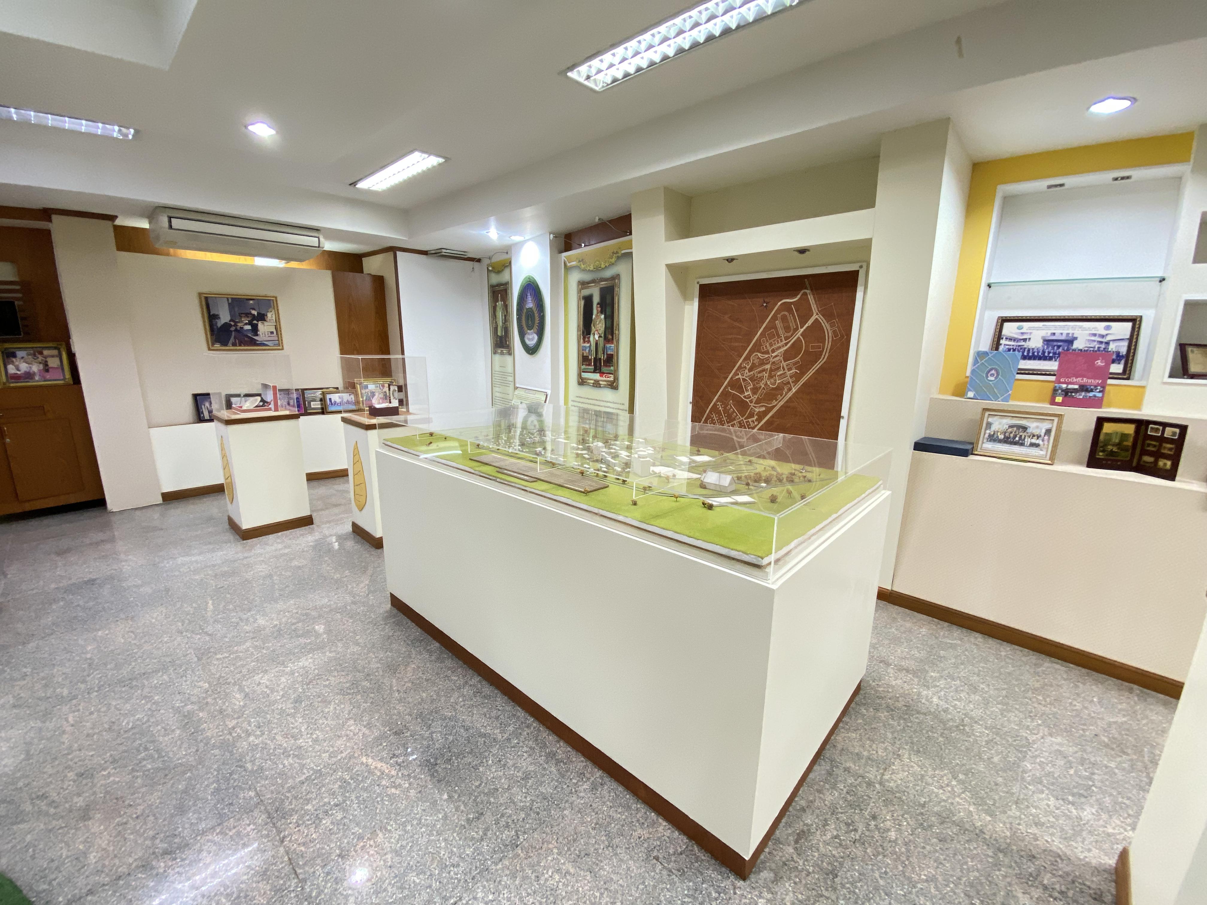 10. อาคารบรรณราชนครินทร์