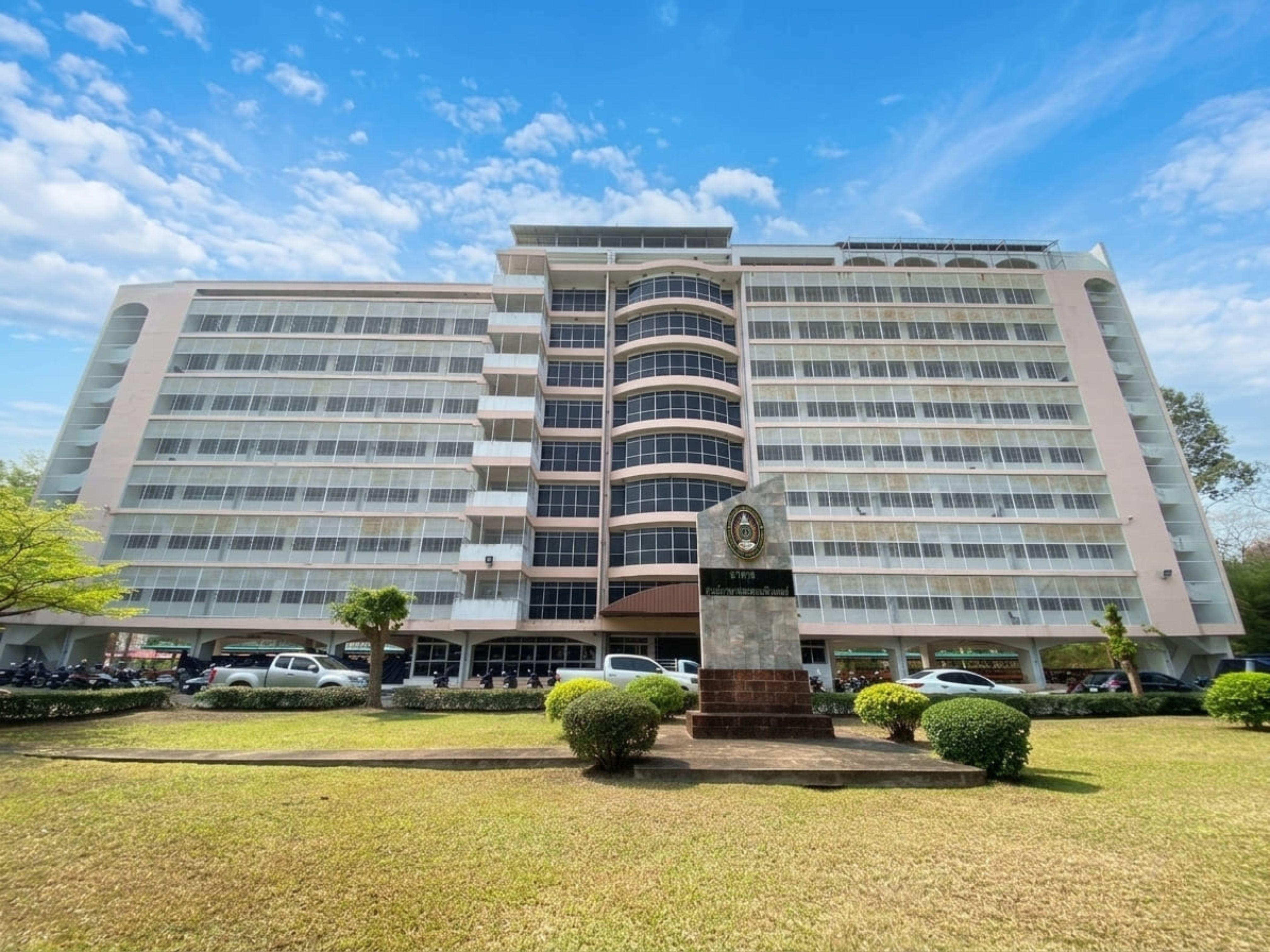 2. อาคารศูนย์ภาษาและคอมพิวเตอร์ (ศูนย์คอมพิวเตอร์)