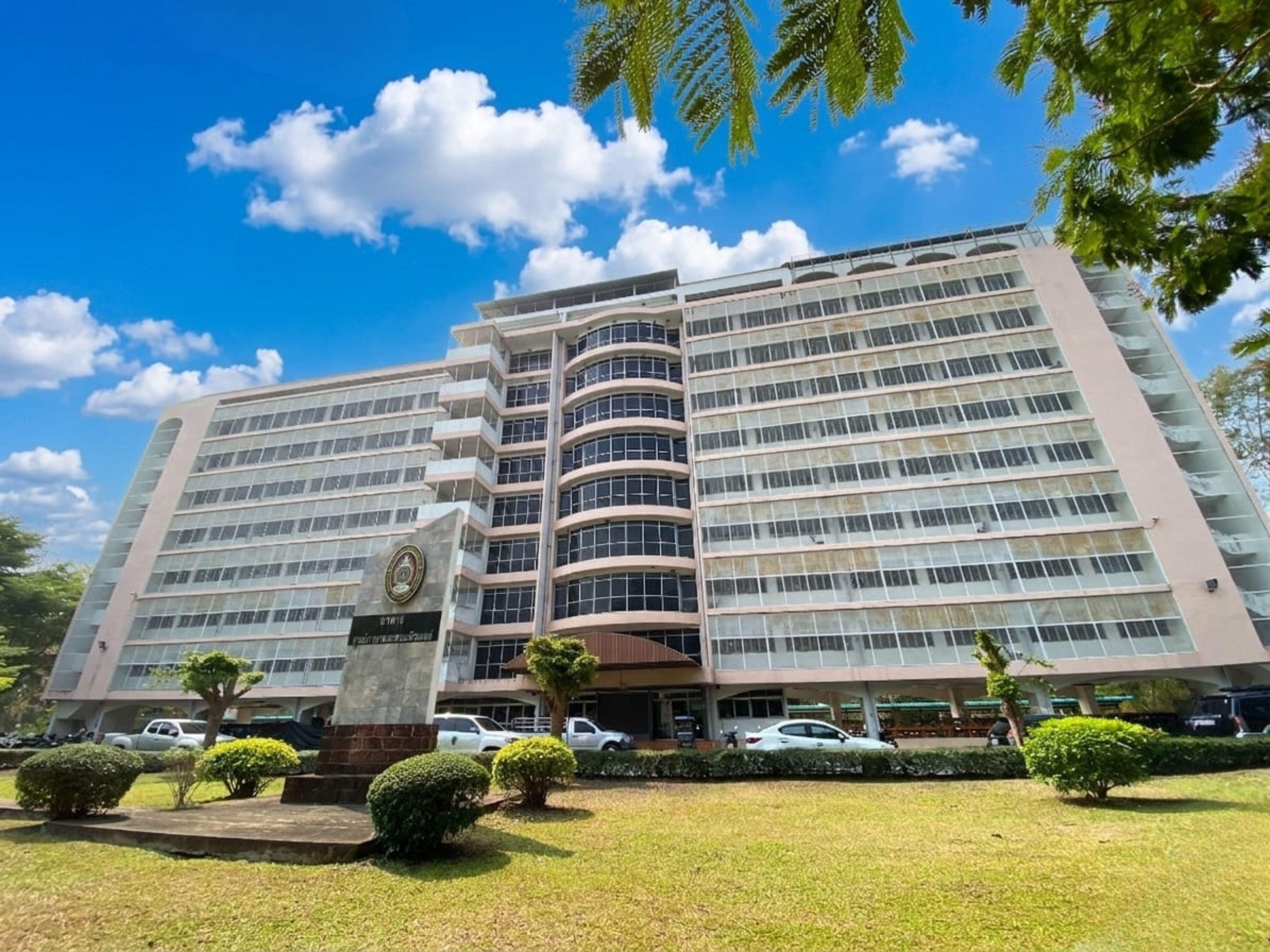 3. อาคารศูนย์ภาษาและคอมพิวเตอร์ (ศูนย์คอมพิวเตอร์)
