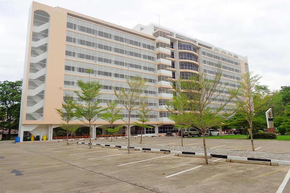 1. อาคารศูนย์ภาษาและคอมพิวเตอร์ (ศูนย์คอมพิวเตอร์)