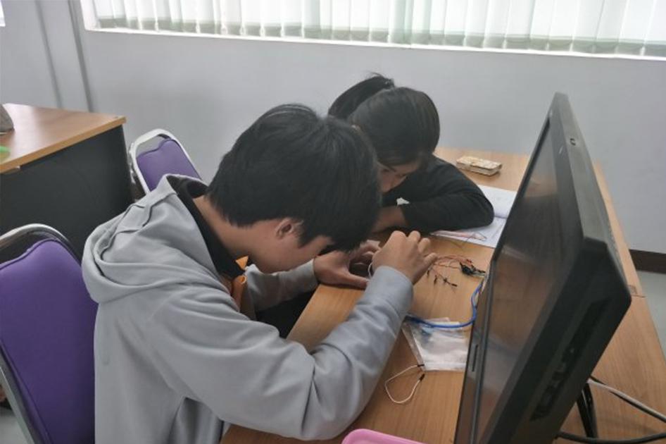 4. อาคารศูนย์ภาษาและคอมพิวเตอร์ (ศูนย์คอมพิวเตอร์)