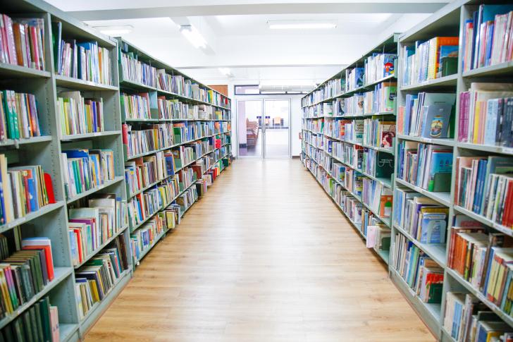 พื้นที่ให้บริการ ชั้น 2 บริการหนังสือภาษาไทย หมวด 000-400