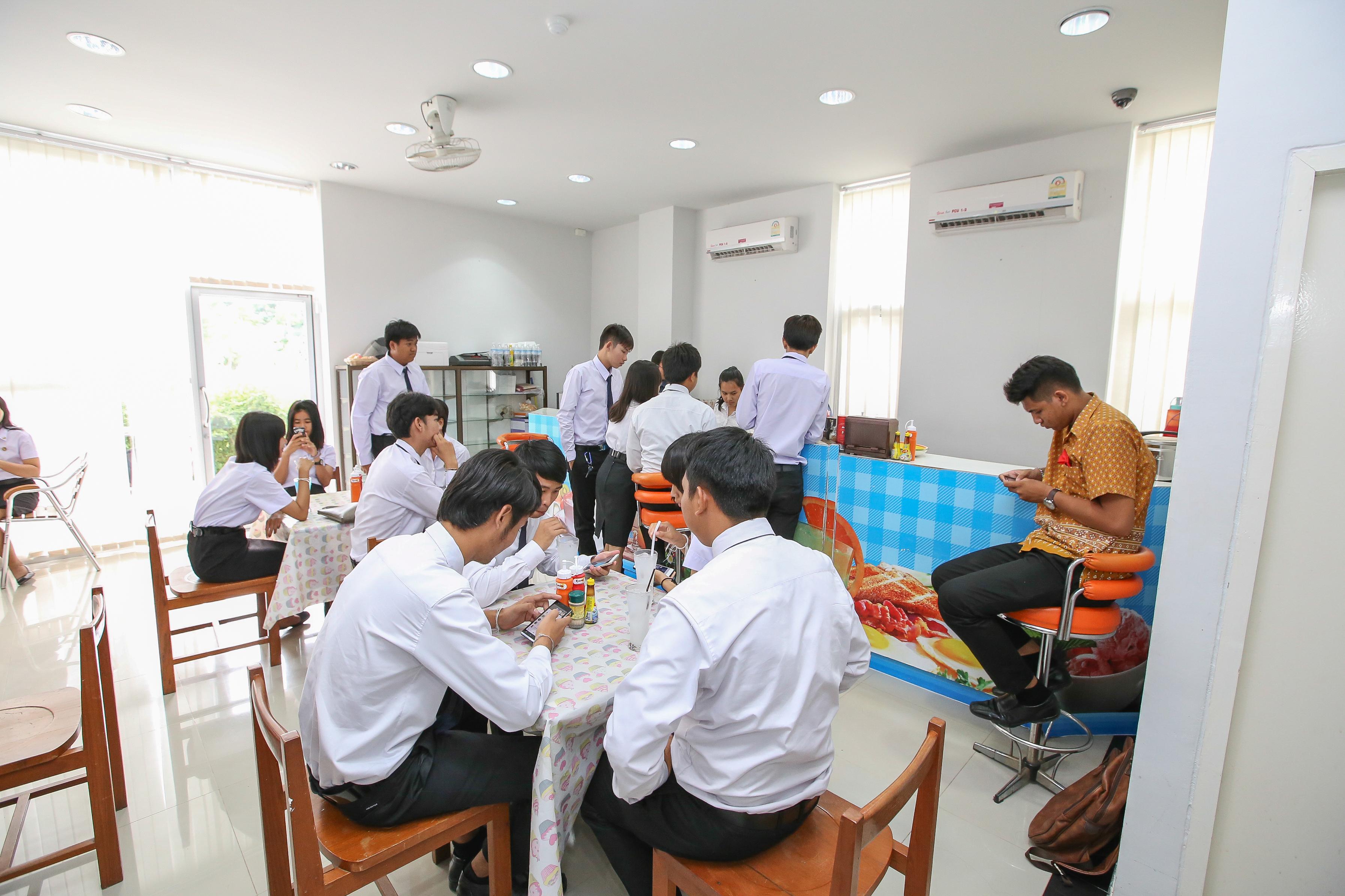 2. Zone อาหารและเครื่องดื่ม