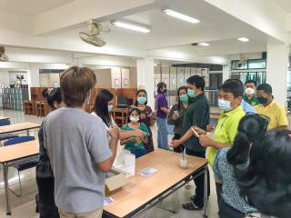 3. บุคลากรสำนักวิทยบริการและเทคโนโลยีสารสนเทศ ตรวจโควิด- 19 ด้วยวิธี Antigen Test Kit (ATK)