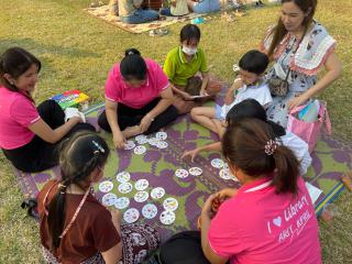 บุคลากรสำนักวิทยบริการและเทคโนโลยีสารสนเทศ มหาวิทยาลัยราชภัฏกำแพงเพชร ร่วมกิจกรรมศิลป์ในสวน ปีที่ 7 ครั้งที่ 19 บริการวิชาการ จัดกิจกรรมส่งเสริมการอ่านให้แก่เด็กและเยาวชนในชุมชนท้องถิ่น
