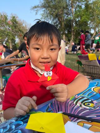 บุคลากรสำนักวิทยบริการและเทคโนโลยีสารสนเทศ มหาวิทยาลัยราชภัฏกำแพงเพชร ร่วมกิจกรรมศิลป์ในสวน ปีที่ 7 ครั้งที่ 19 บริการวิชาการ จัดกิจกรรมส่งเสริมการอ่านให้แก่เด็กและเยาวชนในชุมชนท้องถิ่น