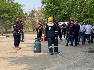 2. บุคลากรเข้าร่วมโครงการซ้อมแผนการป้องกันอัคคีภัยและบรรเทาสาธารณภัยในสถานศึกษา : กิจกรรมซ้อมวิธีเตรียมความพร้อมการรับมือเมื่อเผชิญเหตุ