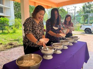 81. สรงน้ำพระพุทธรูป “รดน้ำดำหัว ผู้อาวุโส” ประจำปี 2566