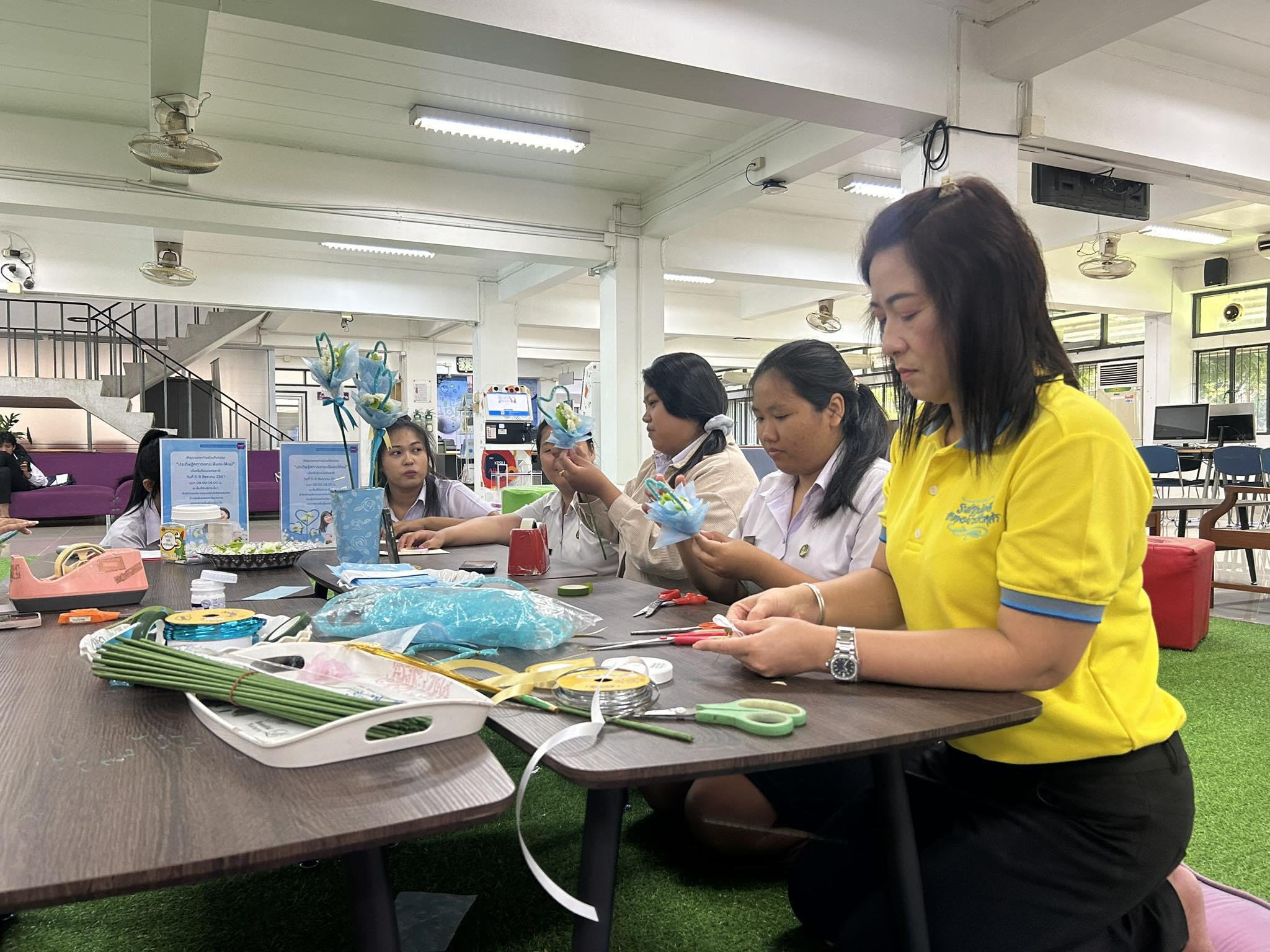 4. โครงการบริการวิชาการและส่งเสริมการใช้แหล่งเรียนรู้ กิจกรรมประดิษฐ์คฑาดอกมะลิ