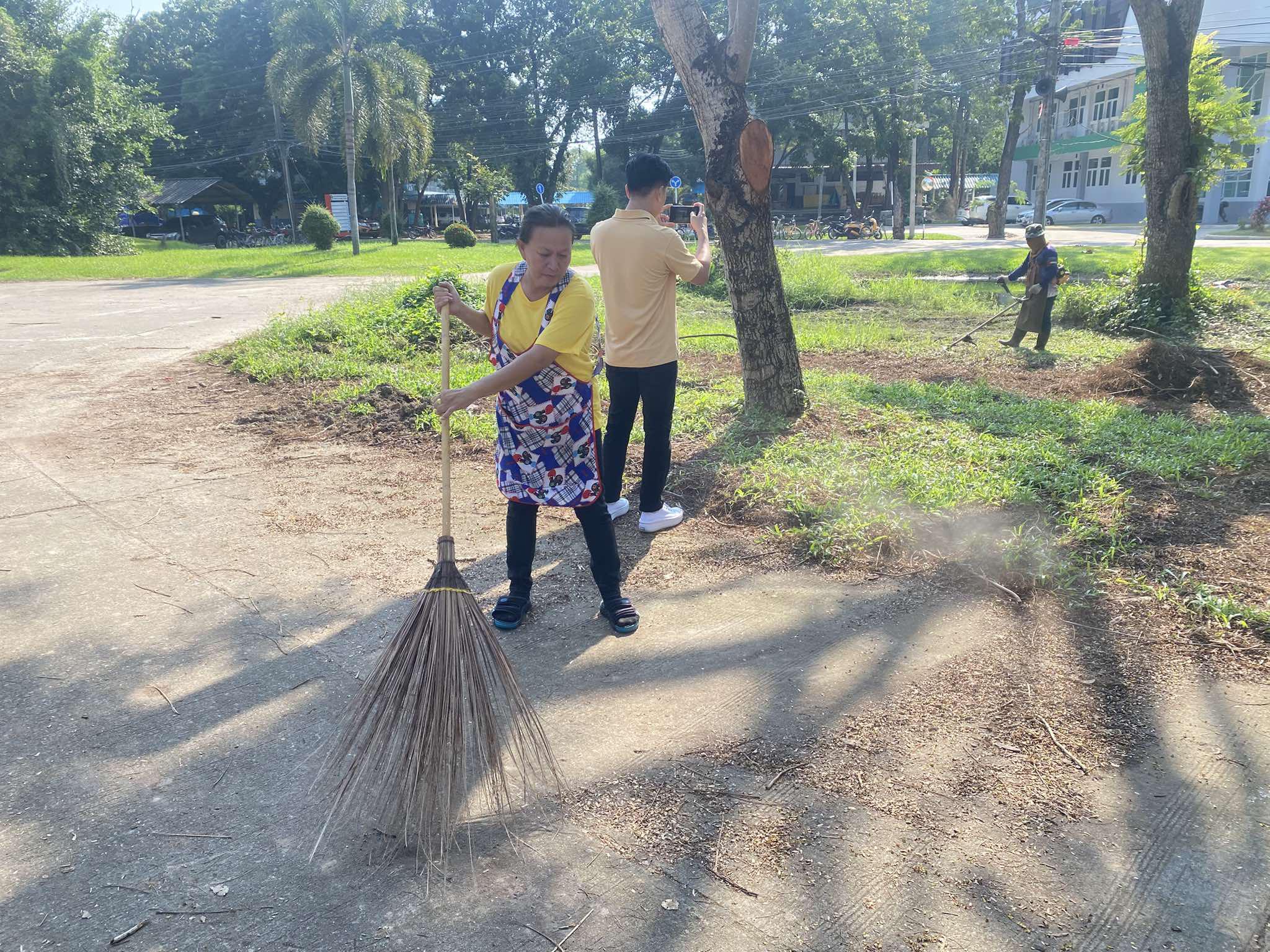 2. กิจกรรม Big Cleaning Day เนื่องในวันคล้ายวันสวรรคต พระบรมชนกาธิเบศร มหาภูมิพลอดุลยเดชมหาราช บรมนาถบพิตร และการเตรียมความพร้อม ด้านอาคารสถานที่รองรับการซ้อมรับพระราชทานปริญญาบัตร ประจำปี 2567