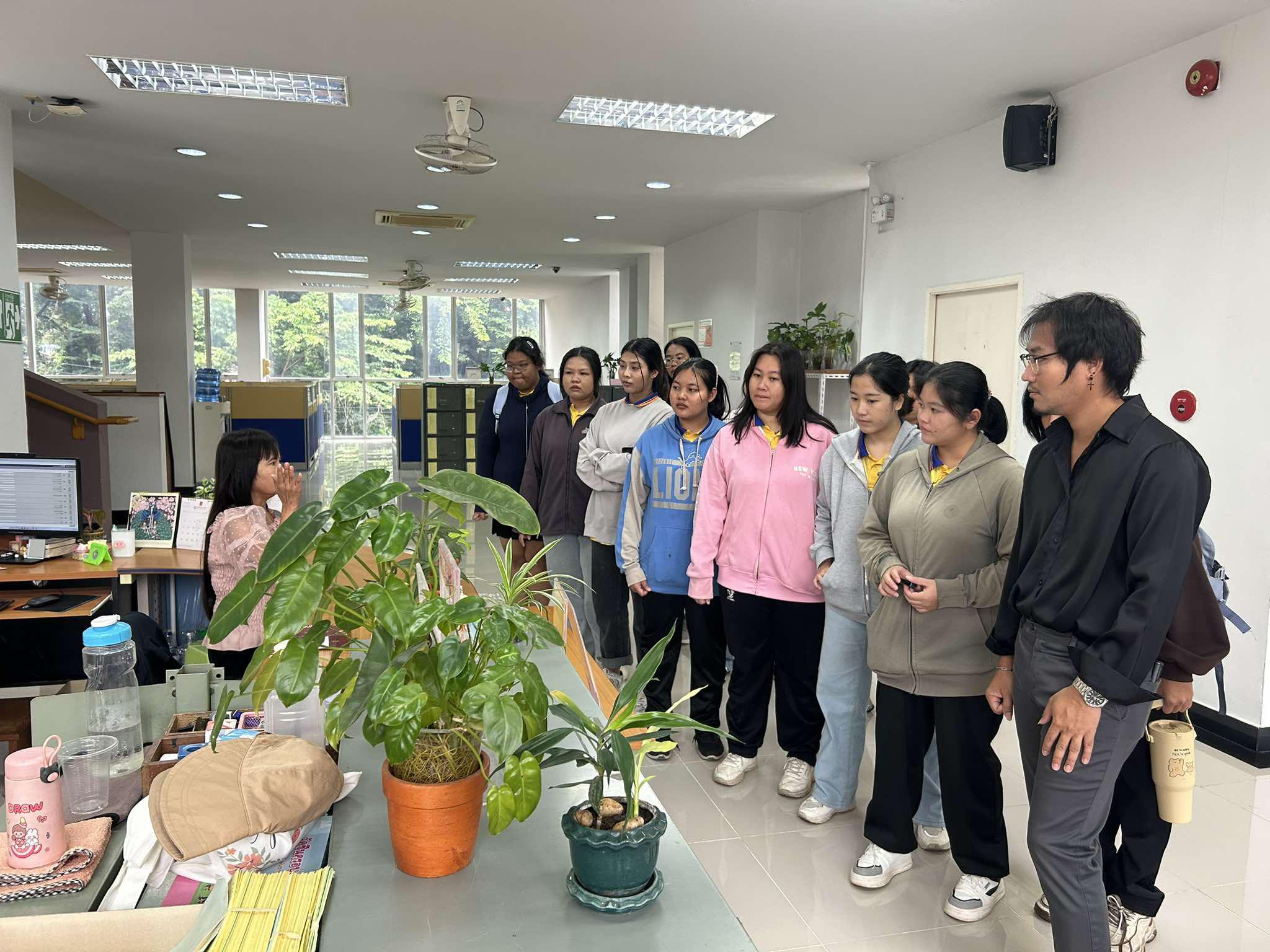 4. วันที่ 5 พฤศจิกายน 2567 นักศึกษาเยี่ยมชมห้องสมุด