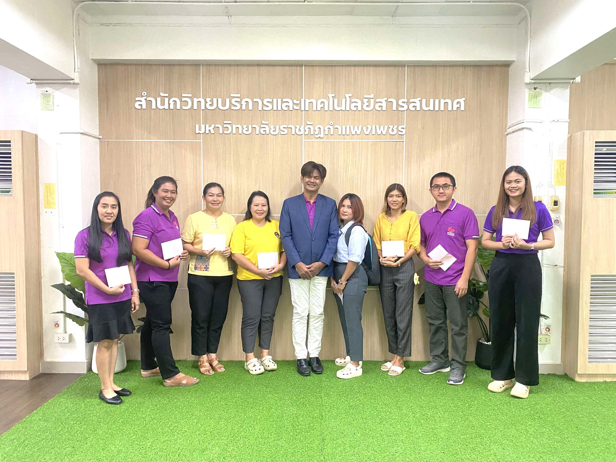 8. มอบรางวัลให้กับผู้โชคดีกิจกรรมประดิษฐ์กระทงจากวัสดุธรรมชาติ