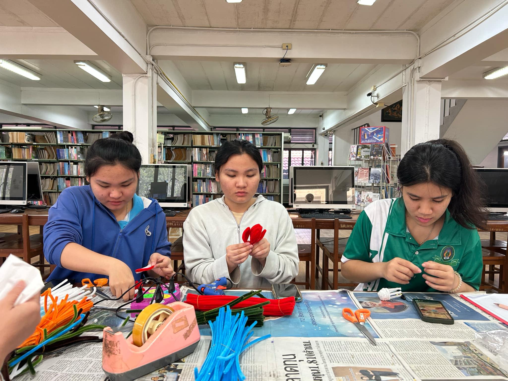 2. กิจกรรม DIY ประดิษฐ์พวงกุญแจจากลวดกำมะหยี่ ระหว่างวันที่ 12-14 มีนาคม 2568