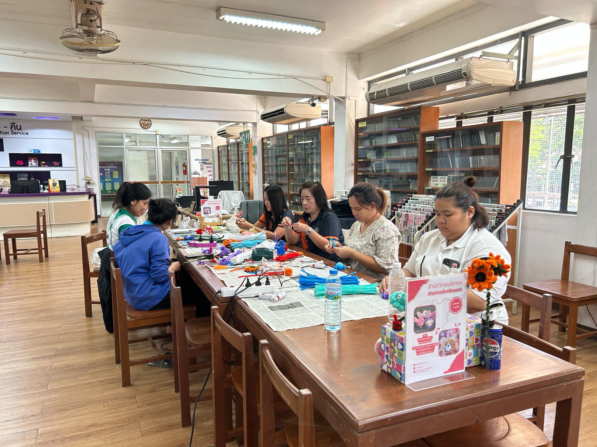 4. กิจกรรม DIY ประดิษฐ์พวงกุญแจจากลวดกำมะหยี่ ระหว่างวันที่ 12-14 มีนาคม 2568