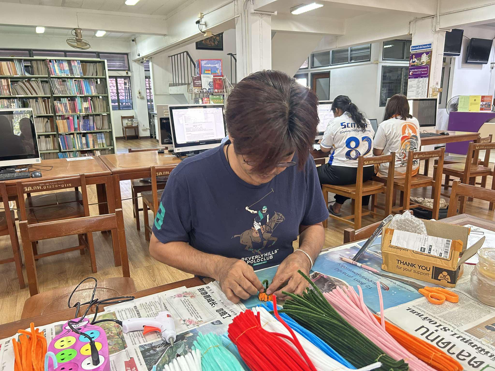 2. กิจกรรม DIY ประดิษฐ์พวงกุญแจจากลวดกำมะหยี่ ระหว่างวันที่ 12-14 มีนาคม 2568