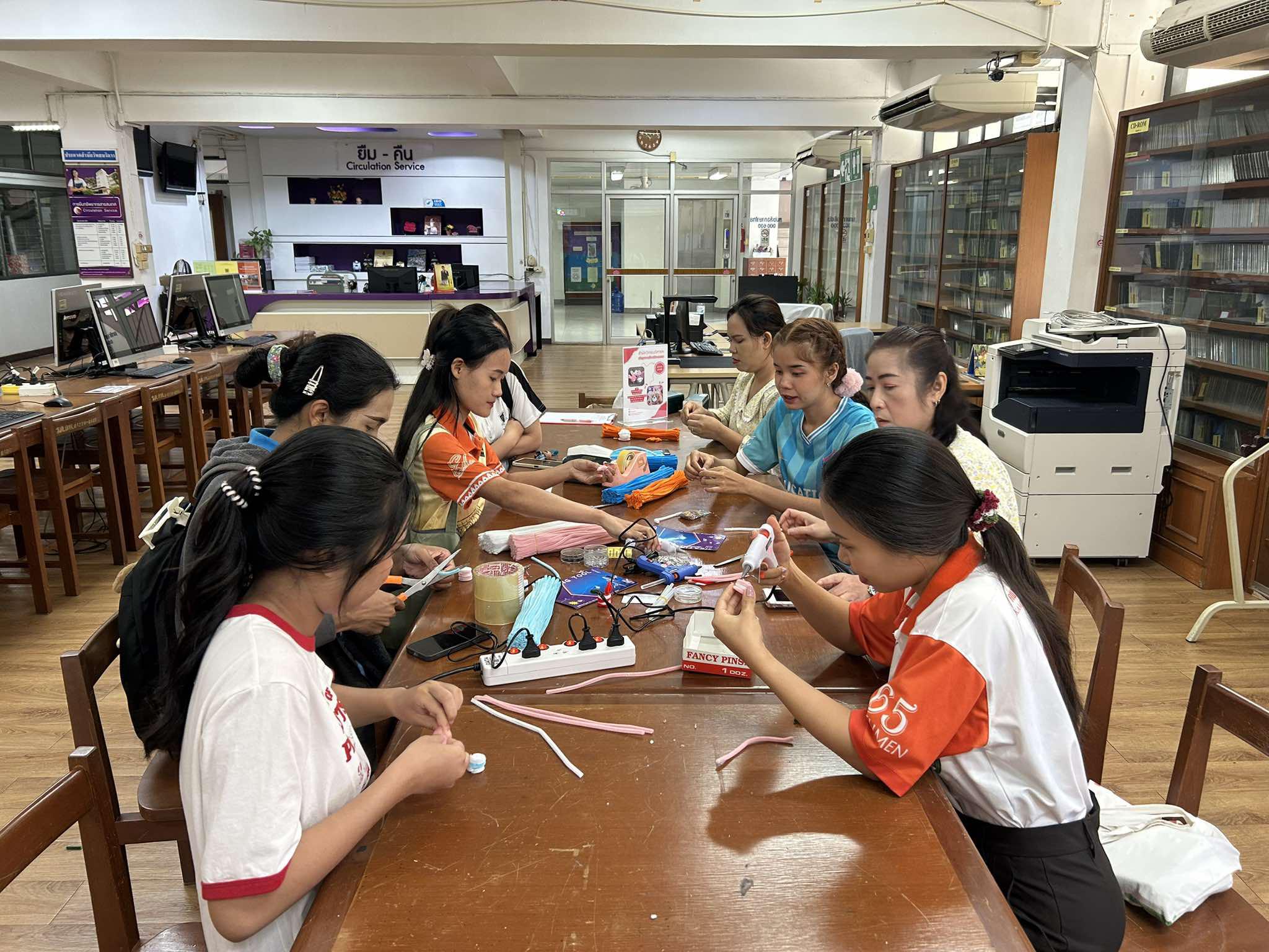 5. กิจกรรม DIY ประดิษฐ์พวงกุญแจจากลวดกำมะหยี่ ภายใต้โครงการบริการวิชาการและส่งเสริมการใช้แหล่งเรียนรู้ ระหว่างวันที่ 12-14 มีนาคม 2568