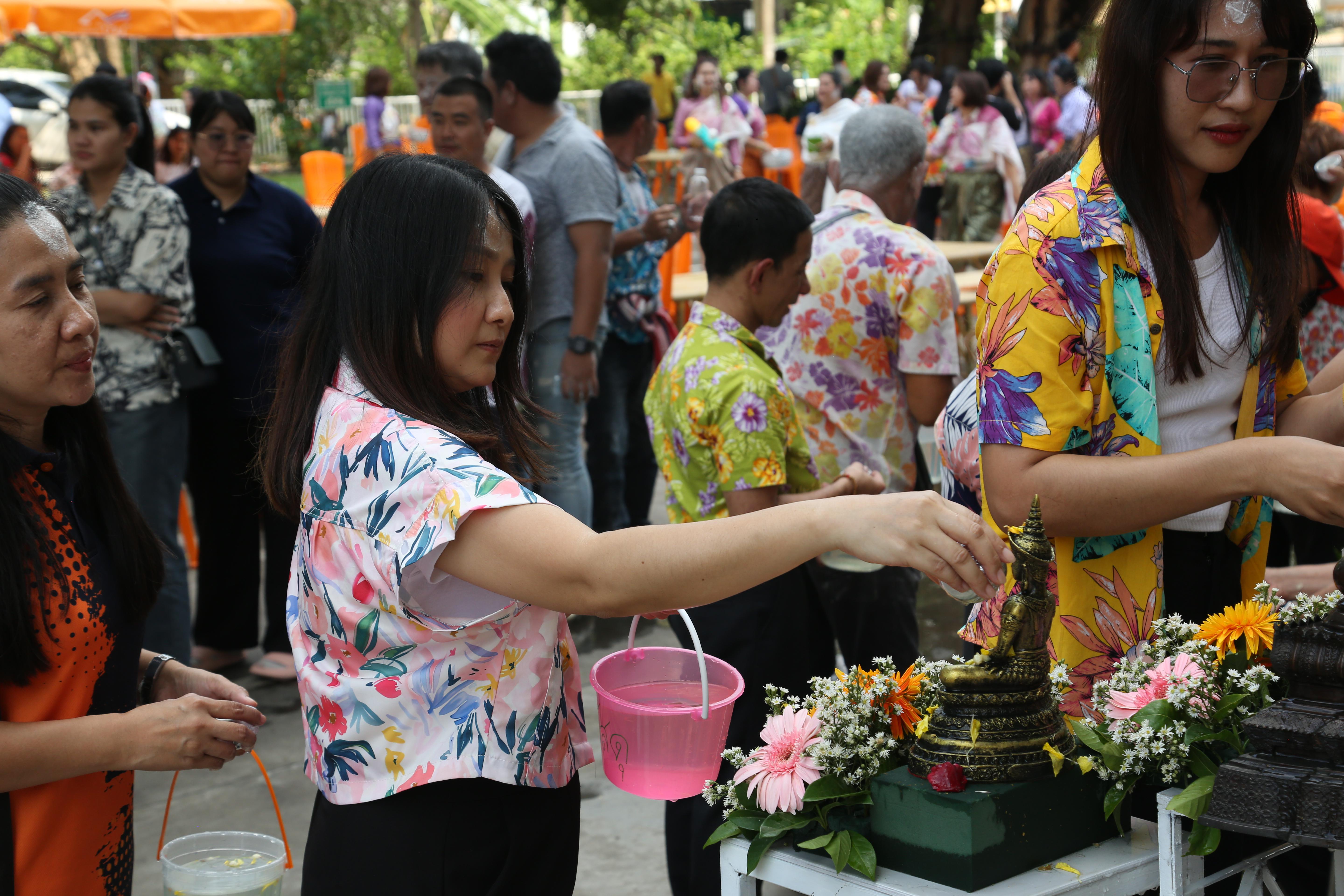 101. กิจกรรม KPRU สวมผ้าไทย ห่มสไบ ใส่โจงสงกรานต์ สืบสานประเพณี ประจำปี 2568 ในวันที่ 30 เมษายน 2568