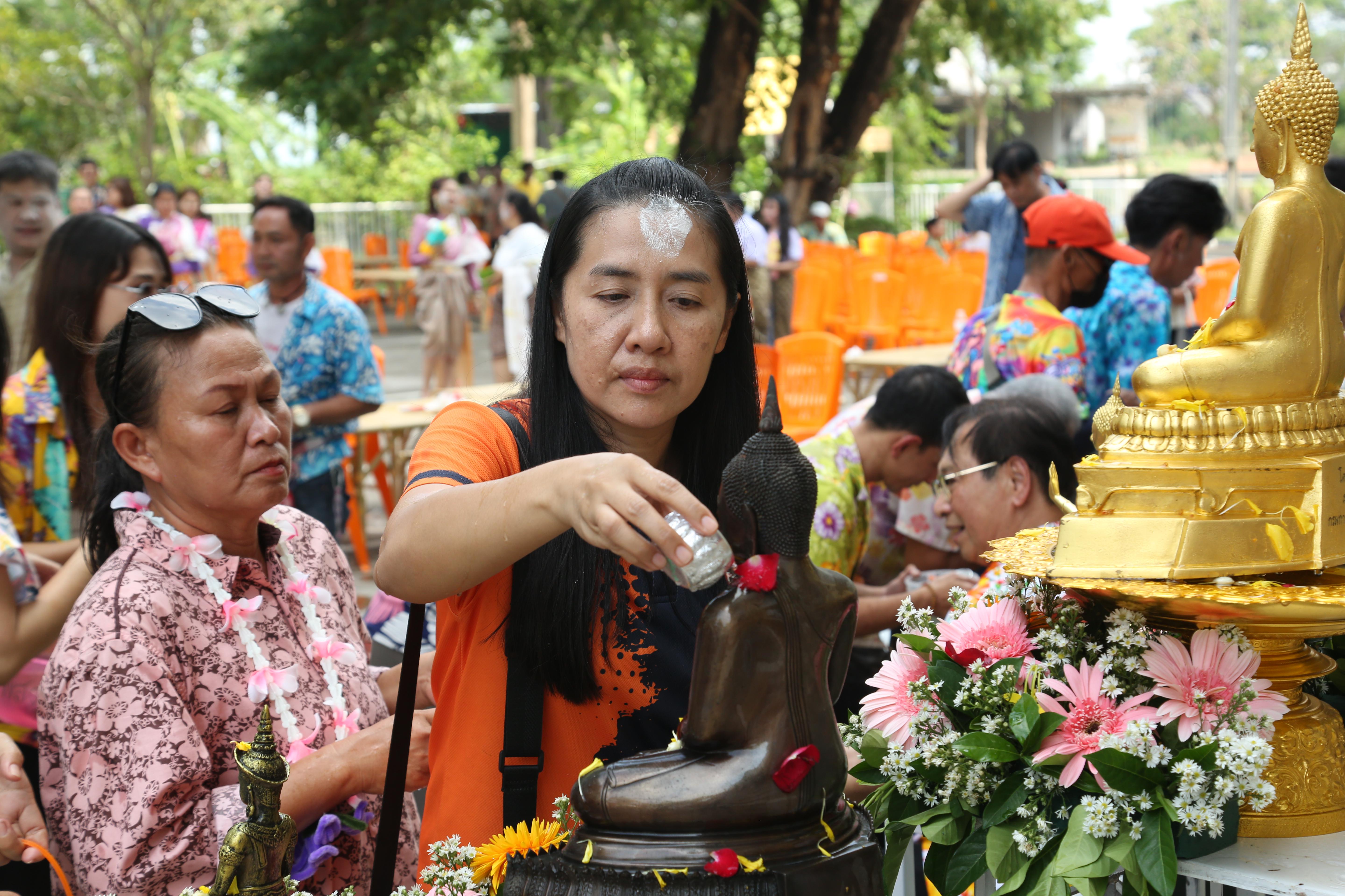 103. กิจกรรม KPRU สวมผ้าไทย ห่มสไบ ใส่โจงสงกรานต์ สืบสานประเพณี ประจำปี 2568 ในวันที่ 30 เมษายน 2568