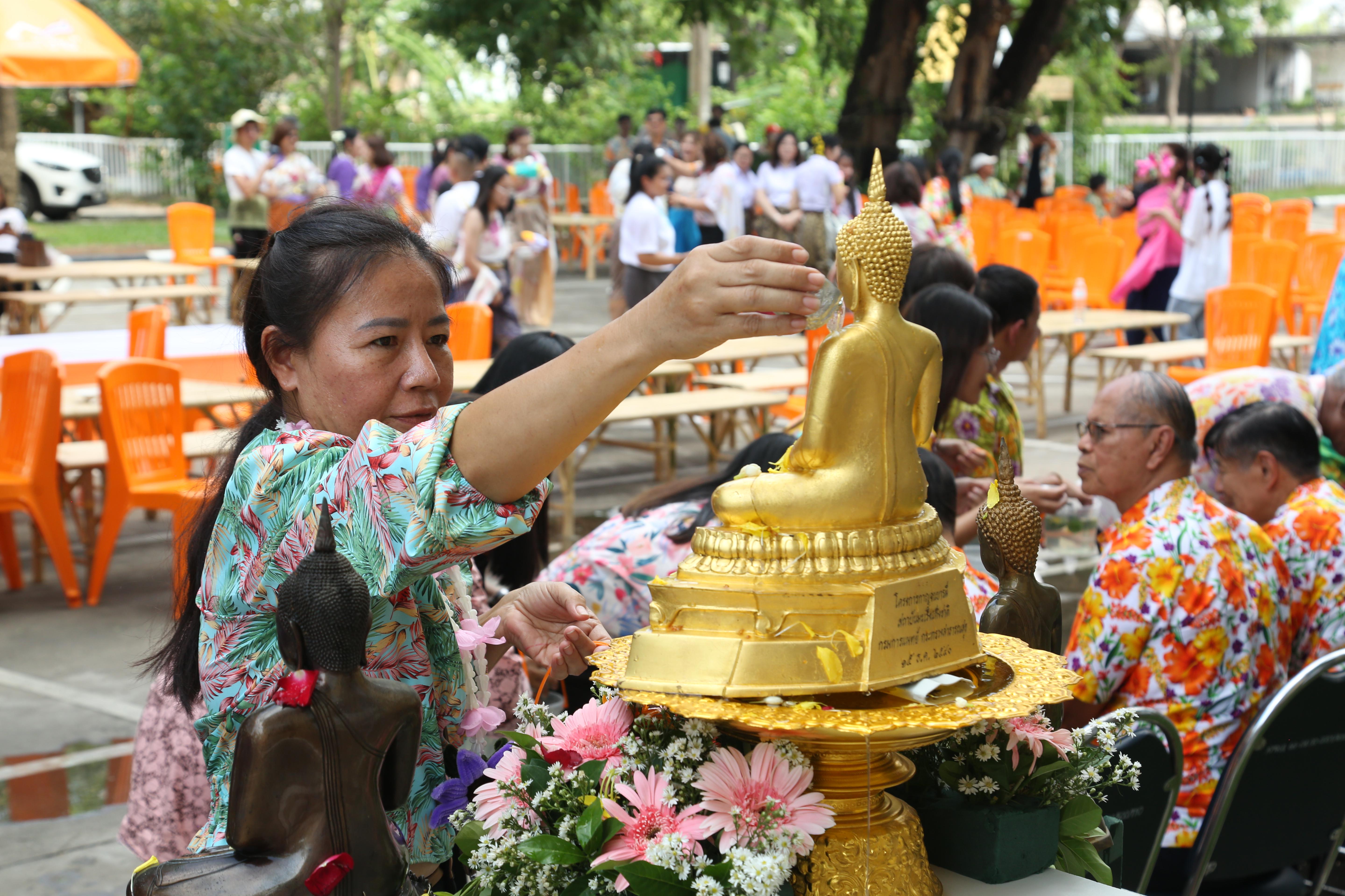 105. กิจกรรม KPRU สวมผ้าไทย ห่มสไบ ใส่โจงสงกรานต์ สืบสานประเพณี ประจำปี 2568 ในวันที่ 30 เมษายน 2568