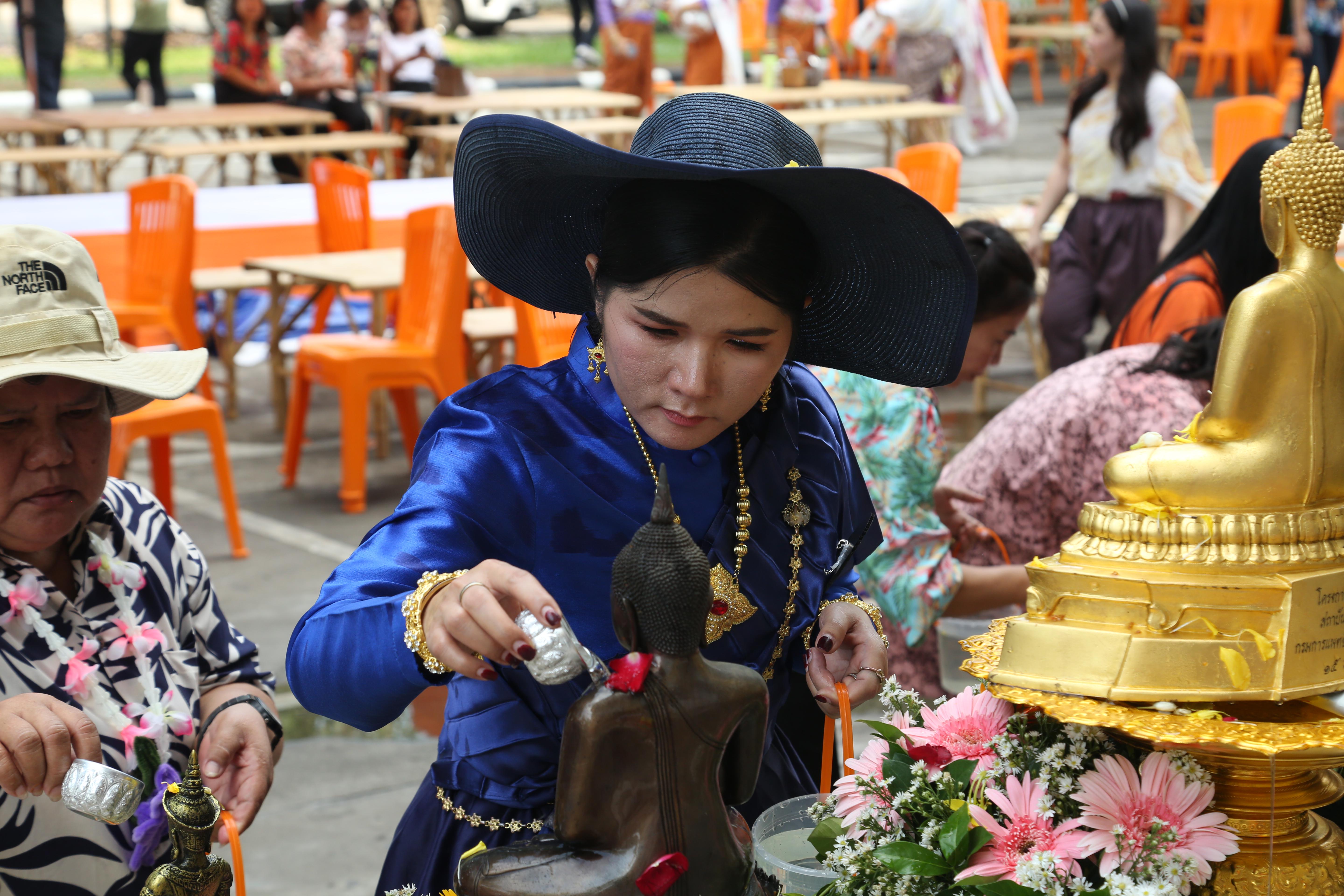 106. กิจกรรม KPRU สวมผ้าไทย ห่มสไบ ใส่โจงสงกรานต์ สืบสานประเพณี ประจำปี 2568 ในวันที่ 30 เมษายน 2568