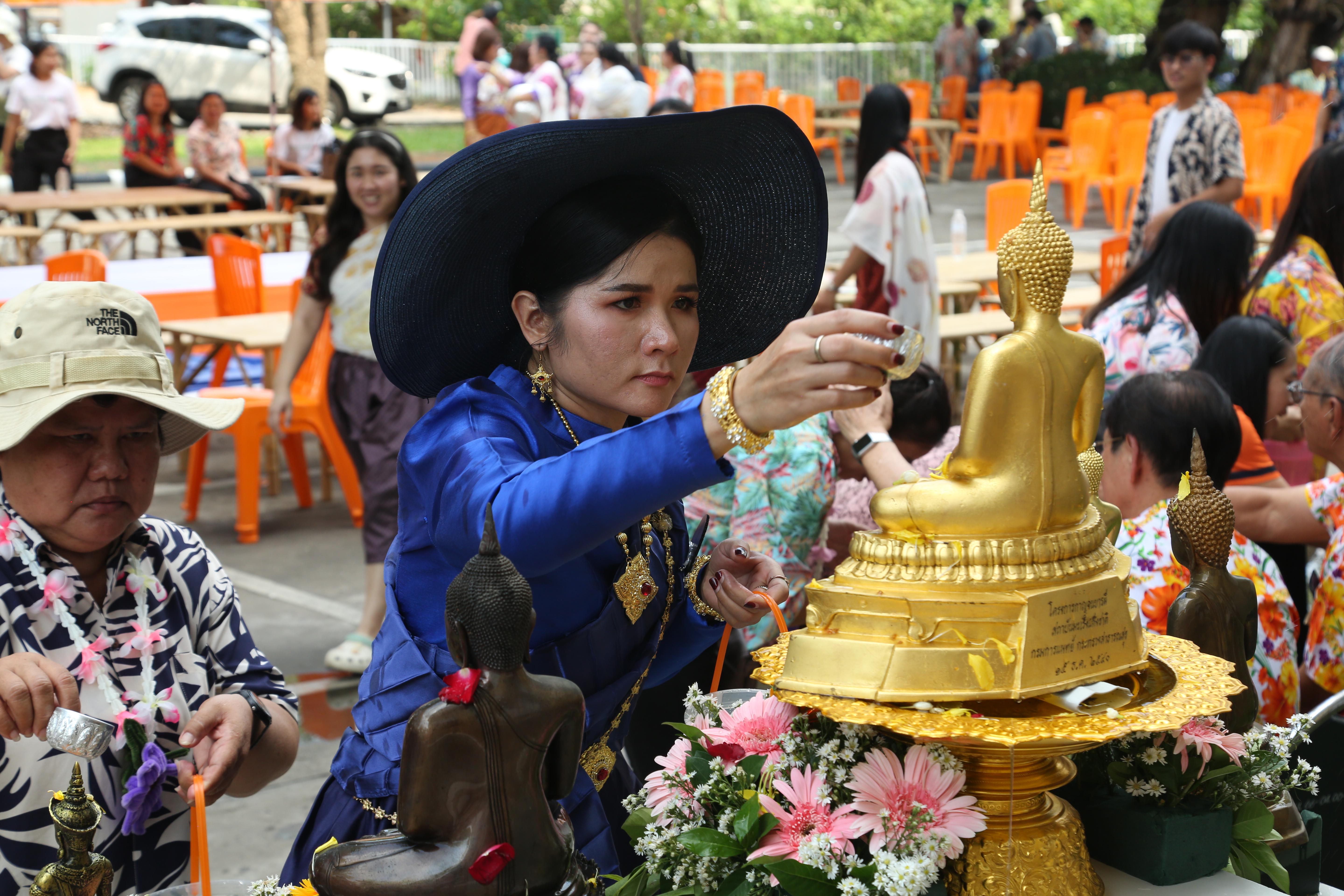 107. กิจกรรม KPRU สวมผ้าไทย ห่มสไบ ใส่โจงสงกรานต์ สืบสานประเพณี ประจำปี 2568 ในวันที่ 30 เมษายน 2568