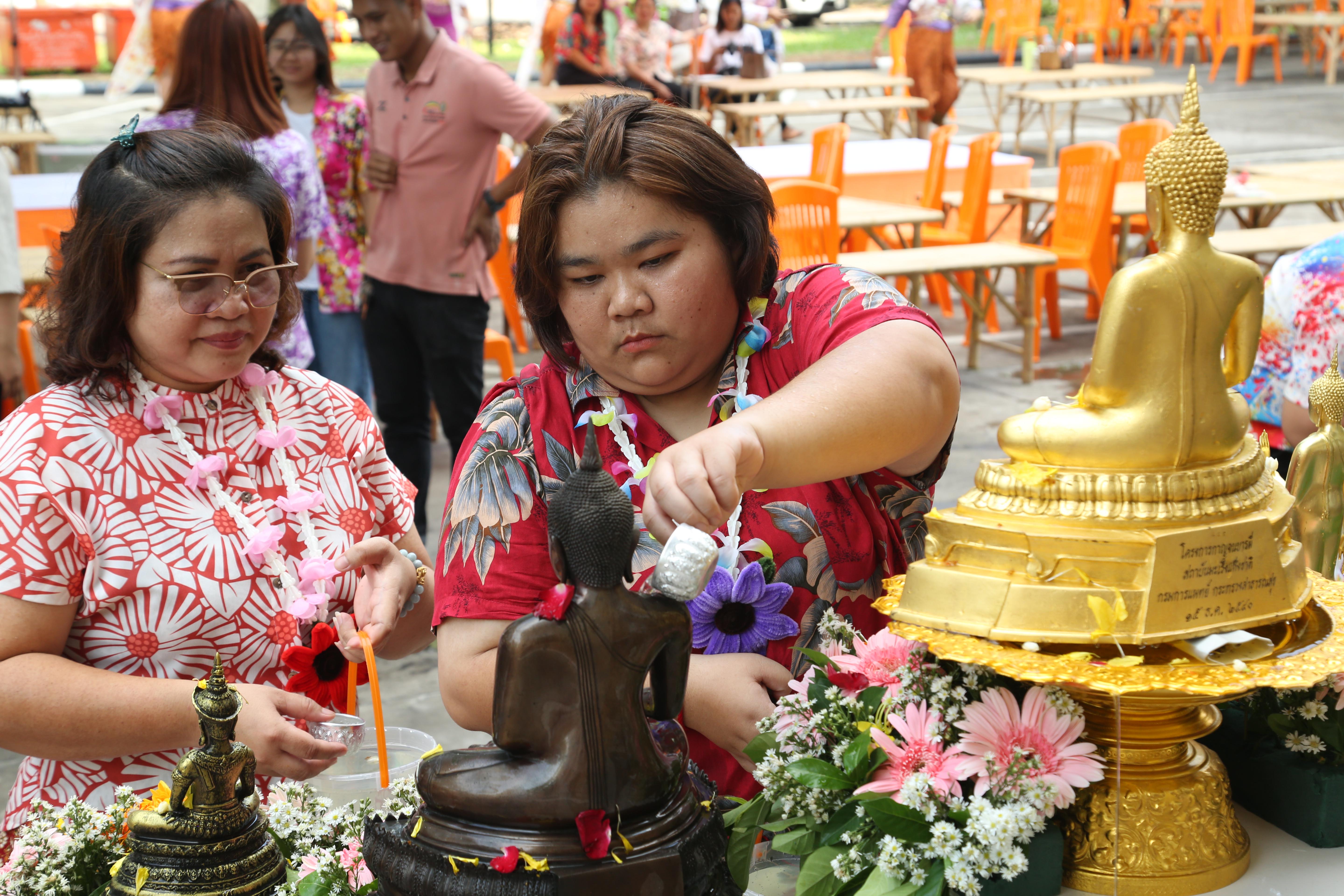 112. กิจกรรม KPRU สวมผ้าไทย ห่มสไบ ใส่โจงสงกรานต์ สืบสานประเพณี ประจำปี 2568 ในวันที่ 30 เมษายน 2568