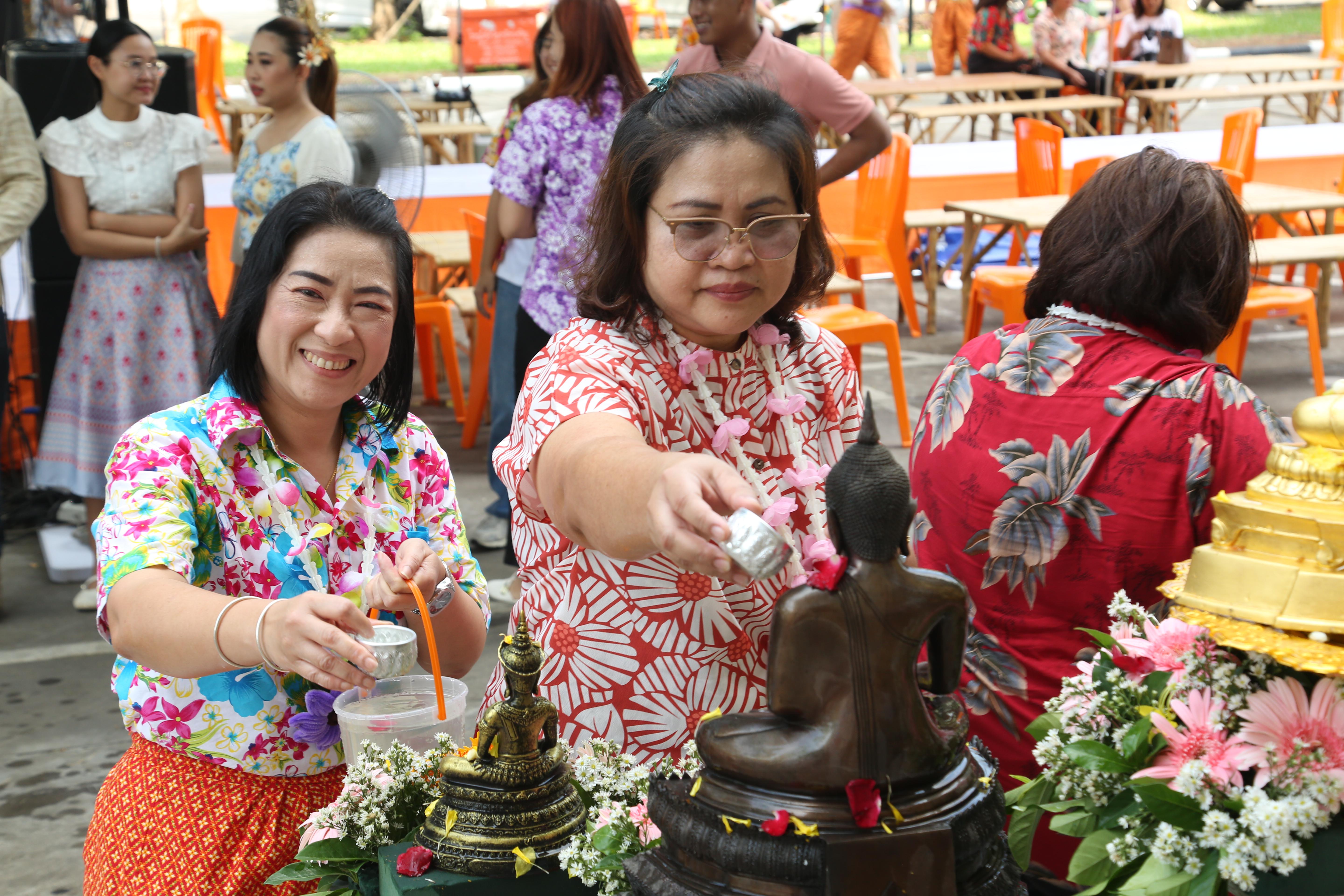 113. กิจกรรม KPRU สวมผ้าไทย ห่มสไบ ใส่โจงสงกรานต์ สืบสานประเพณี ประจำปี 2568 ในวันที่ 30 เมษายน 2568
