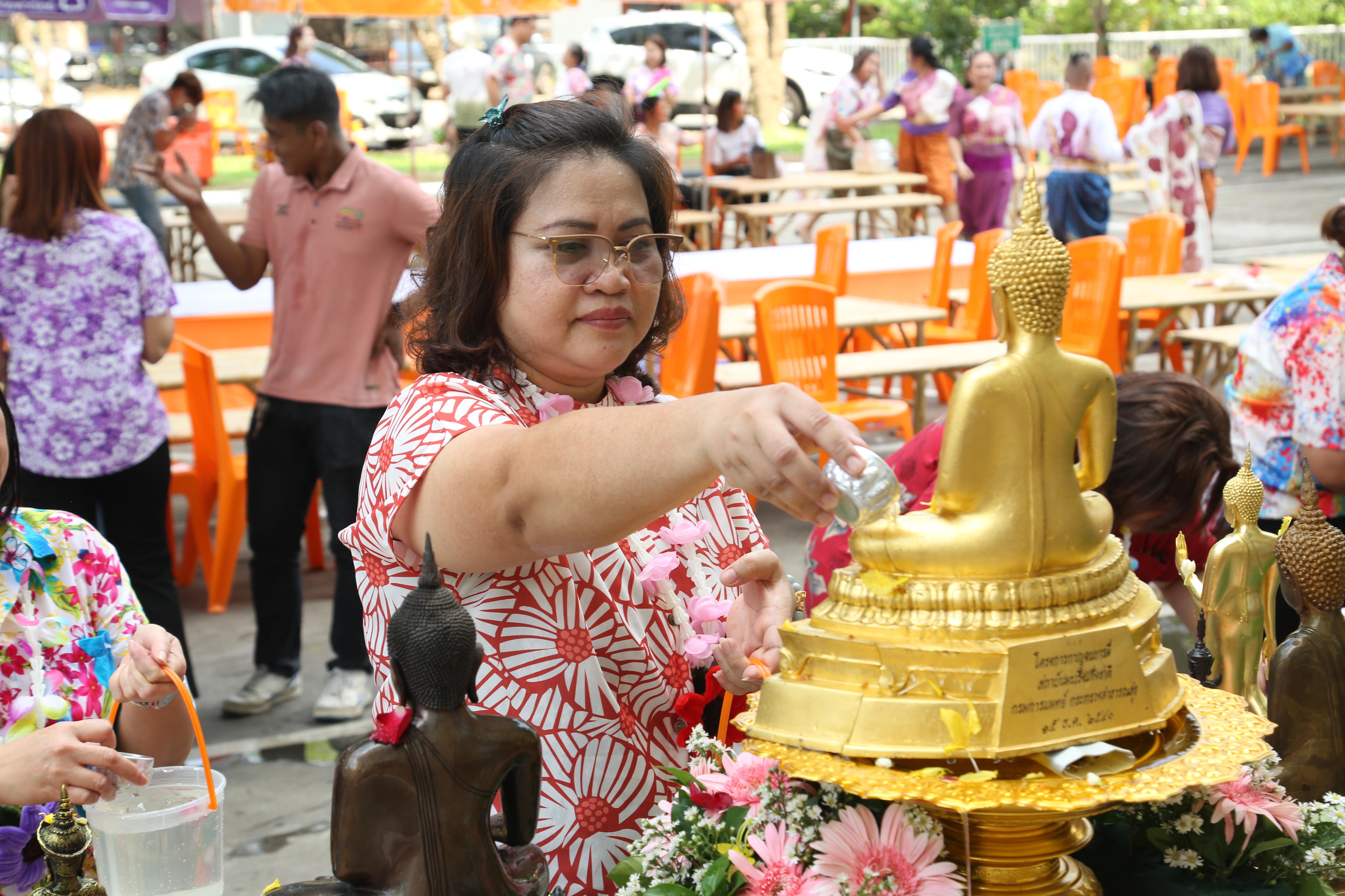 115. กิจกรรม KPRU สวมผ้าไทย ห่มสไบ ใส่โจงสงกรานต์ สืบสานประเพณี ประจำปี 2568 ในวันที่ 30 เมษายน 2568
