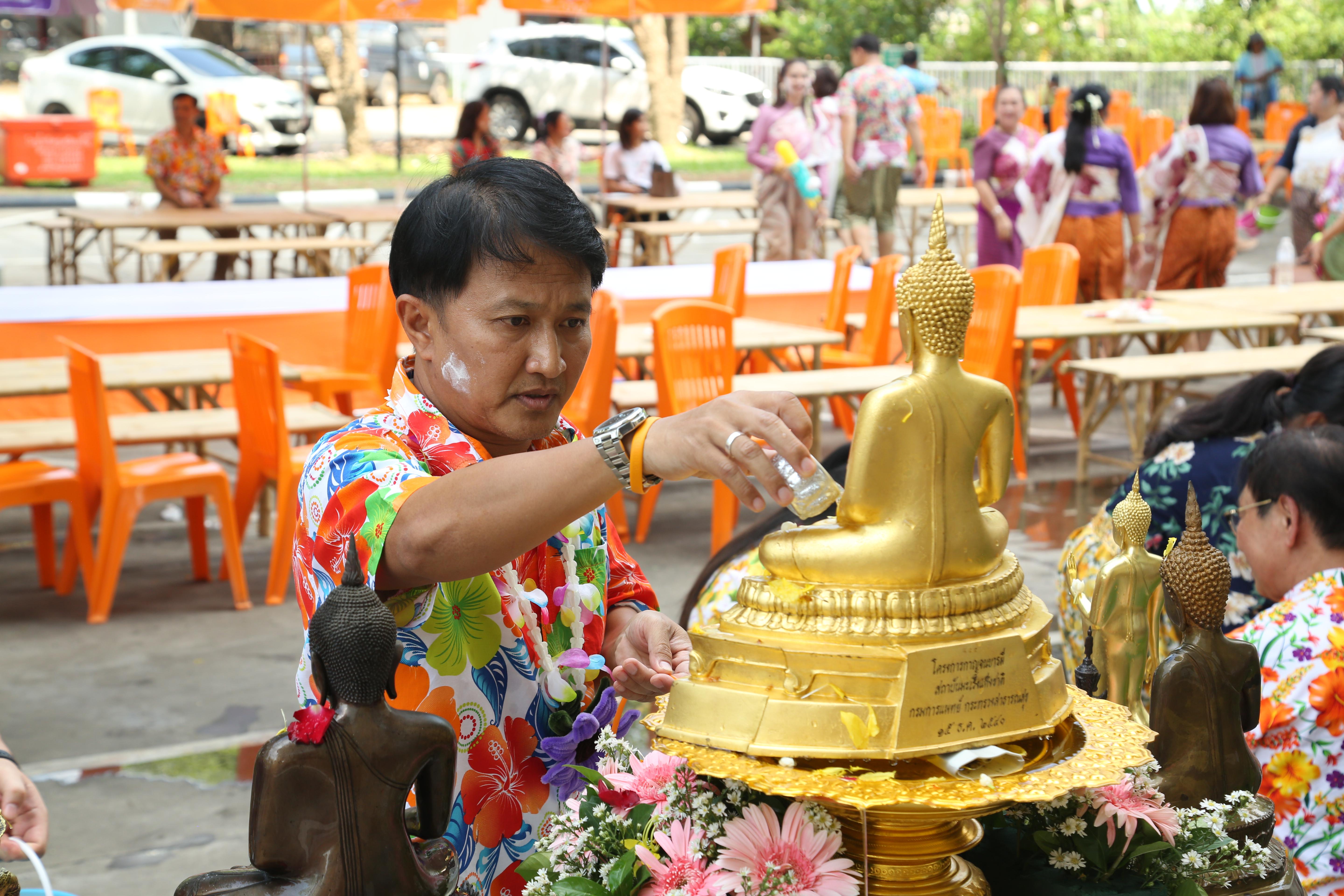 125. กิจกรรม KPRU สวมผ้าไทย ห่มสไบ ใส่โจงสงกรานต์ สืบสานประเพณี ประจำปี 2568 ในวันที่ 30 เมษายน 2568