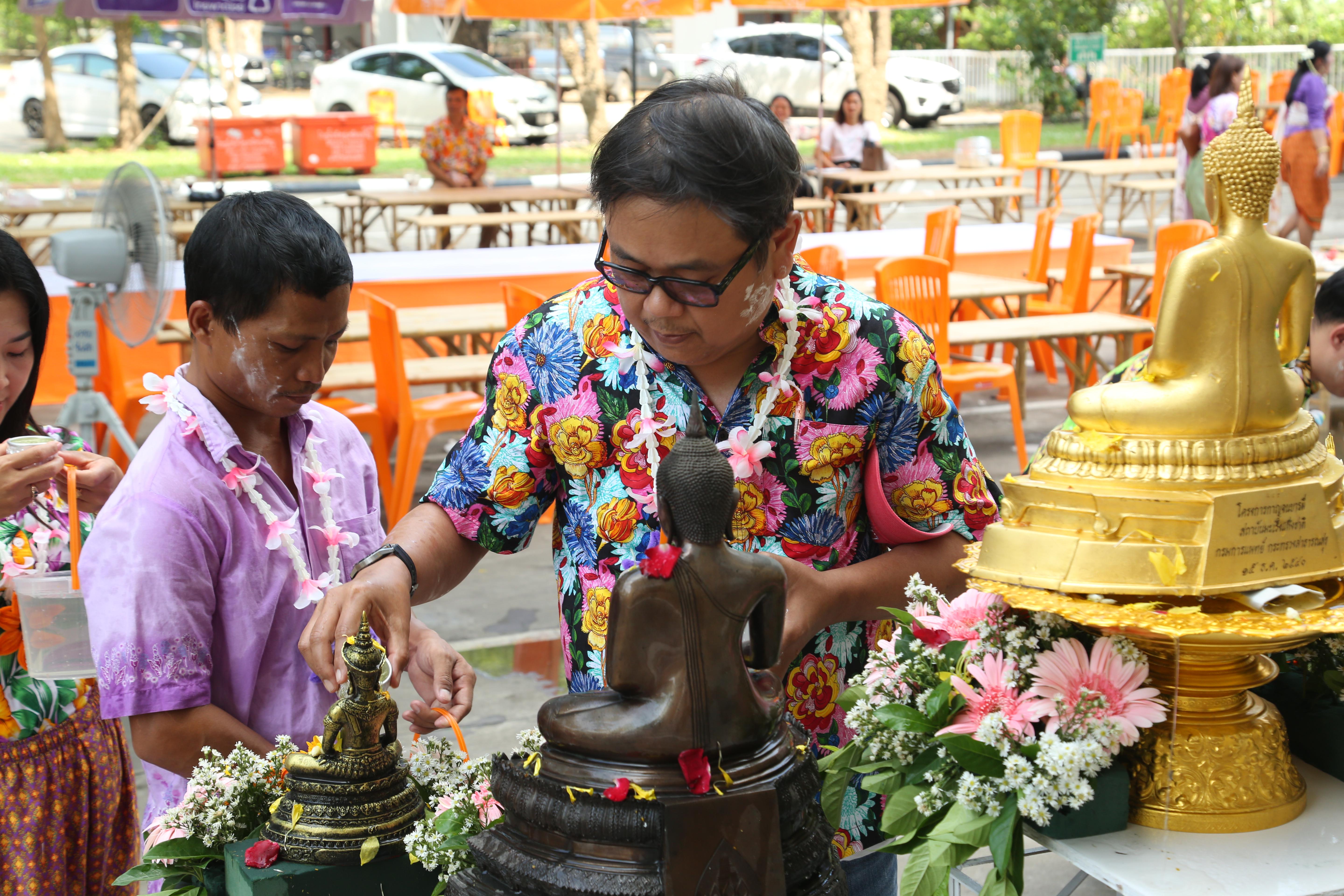 138. กิจกรรม KPRU สวมผ้าไทย ห่มสไบ ใส่โจงสงกรานต์ สืบสานประเพณี ประจำปี 2568 ในวันที่ 30 เมษายน 2568