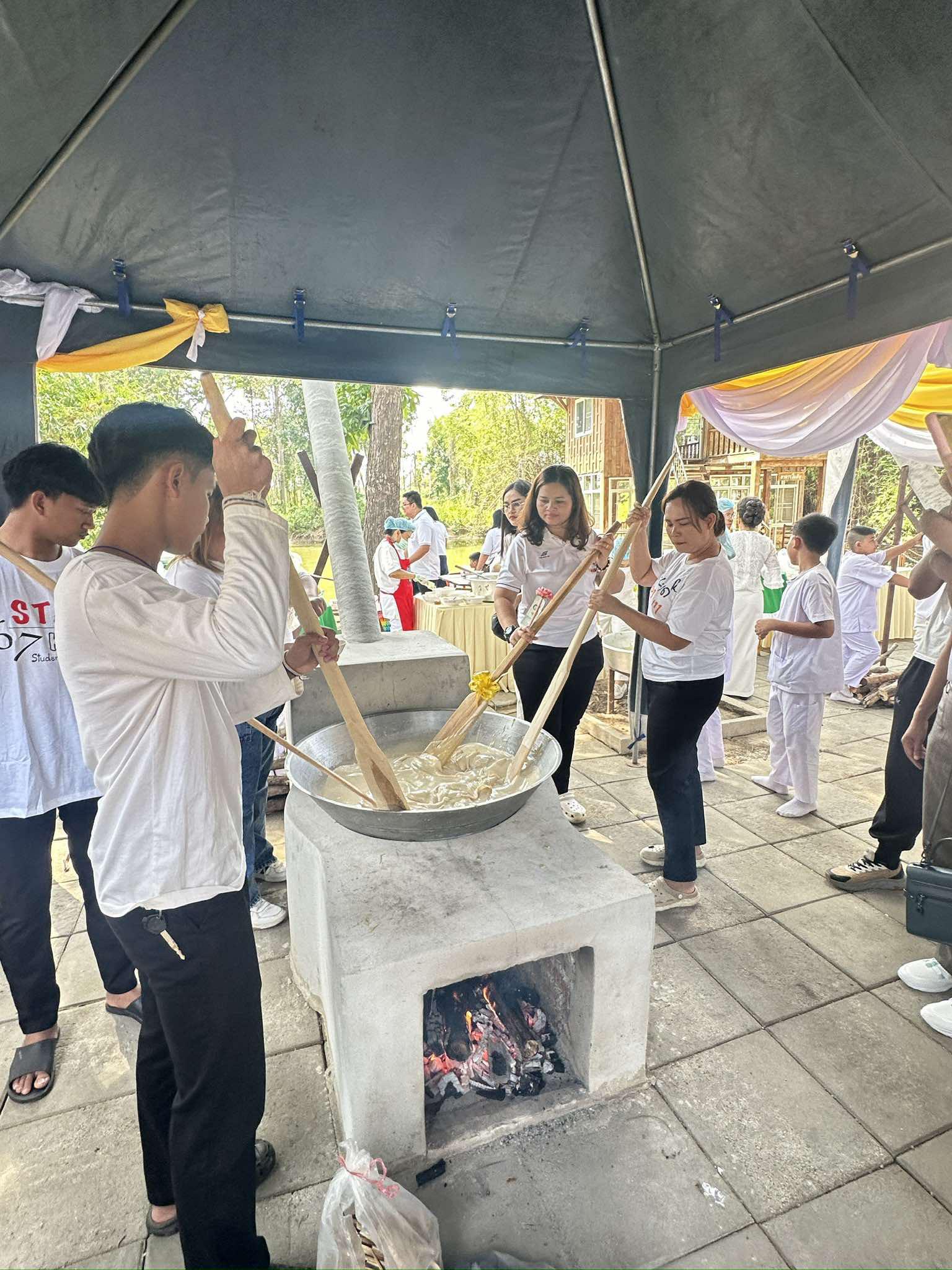 7. วันที่ 10 พฤษภาคม 2568 บุคลากรสำนักวิทยบริการและเทคโนโลยีสารสนเทศ มหาวิทยาลัยราชภัฏกำแพงเพชร ร่วมพิธีกวนข้าวทิพย์ (ข้าวมธุปายาส) ถวายเป็นพุทธบูชา