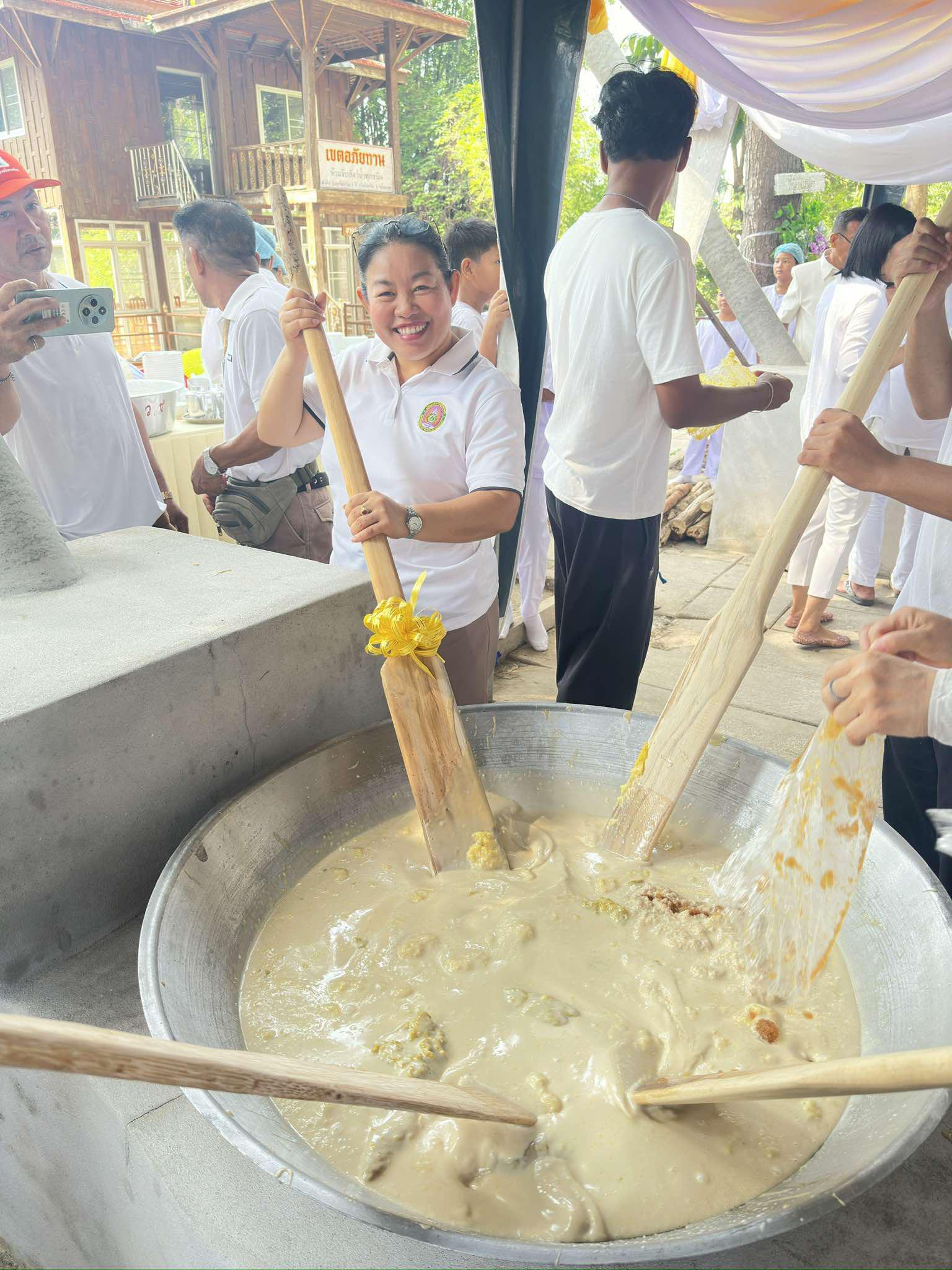 10. วันที่ 10 พฤษภาคม 2568 บุคลากรสำนักวิทยบริการและเทคโนโลยีสารสนเทศ มหาวิทยาลัยราชภัฏกำแพงเพชร ร่วมพิธีกวนข้าวทิพย์ (ข้าวมธุปายาส) ถวายเป็นพุทธบูชา