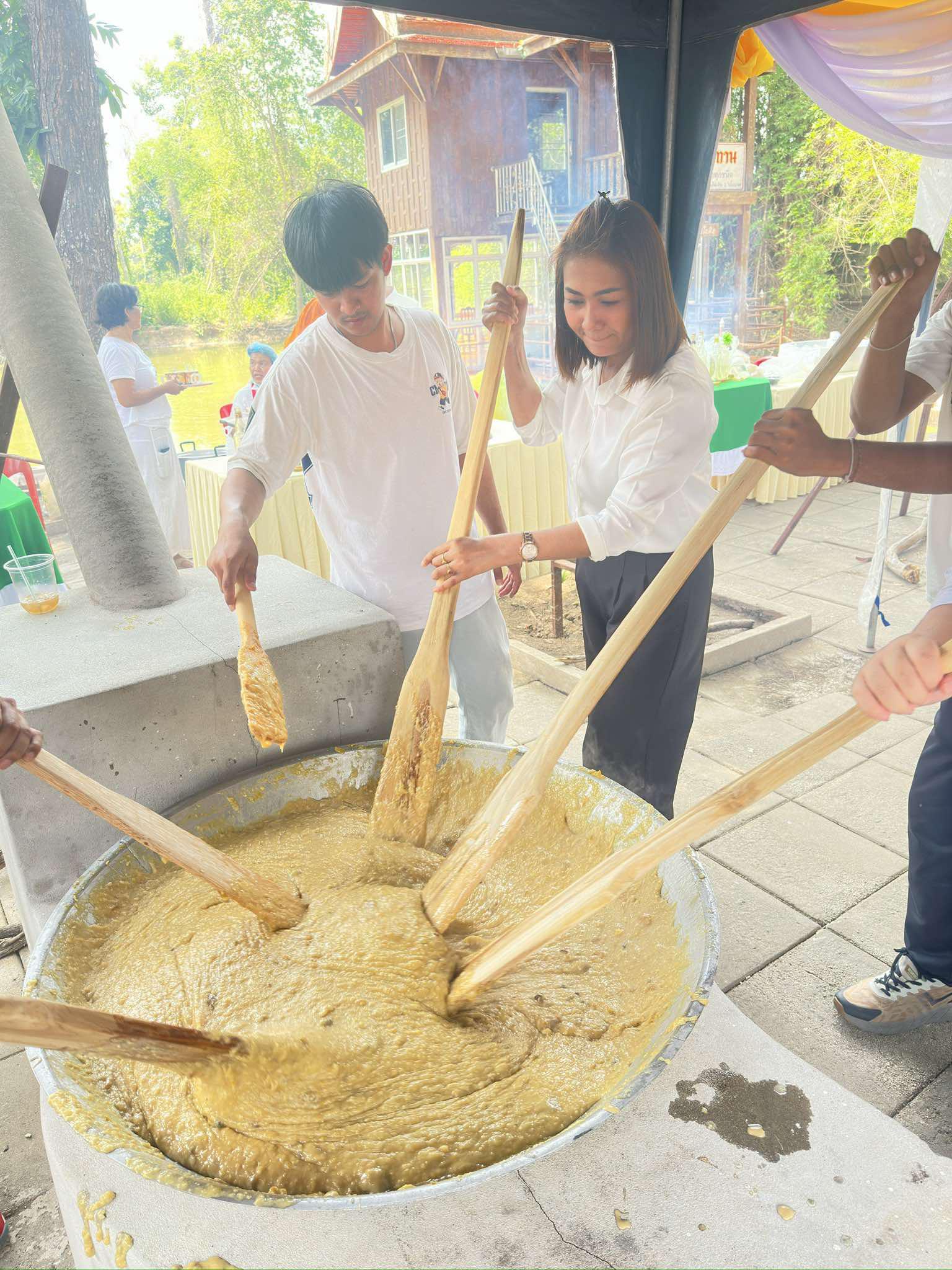 13. วันที่ 10 พฤษภาคม 2568 บุคลากรสำนักวิทยบริการและเทคโนโลยีสารสนเทศ มหาวิทยาลัยราชภัฏกำแพงเพชร ร่วมพิธีกวนข้าวทิพย์ (ข้าวมธุปายาส) ถวายเป็นพุทธบูชา