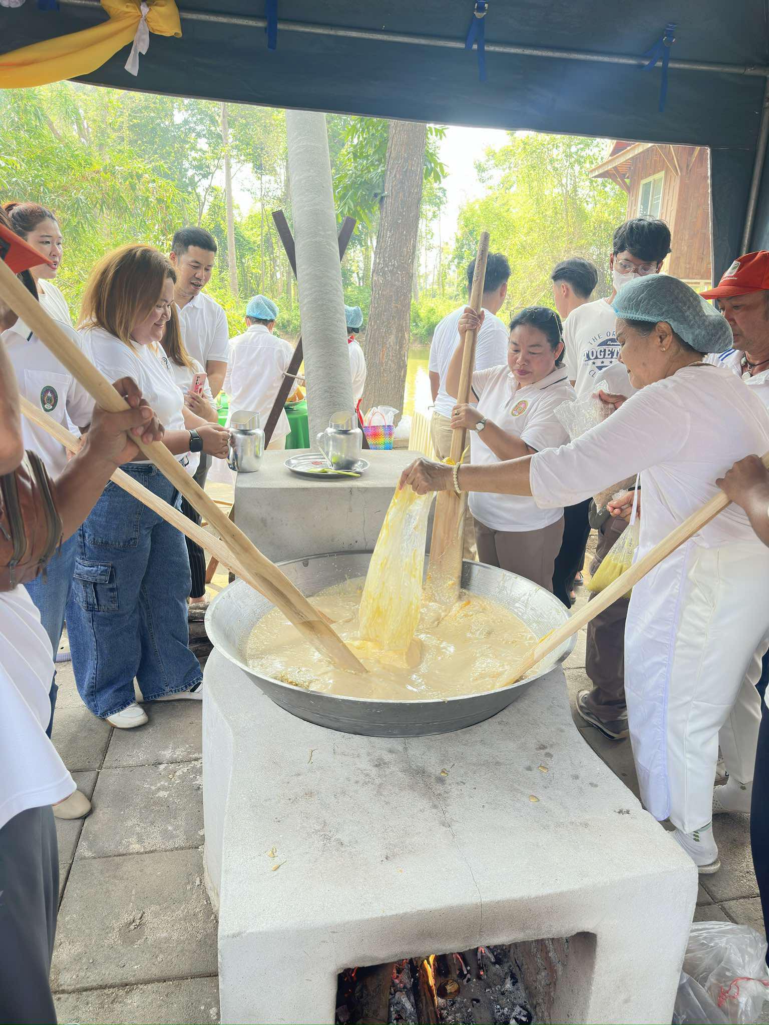 2. วันที่ 10 พฤษภาคม 2568 พิธีกวนข้าวทิพย์ (ข้าวมธุปายาส) ถวายเป็นพุทธบูชา